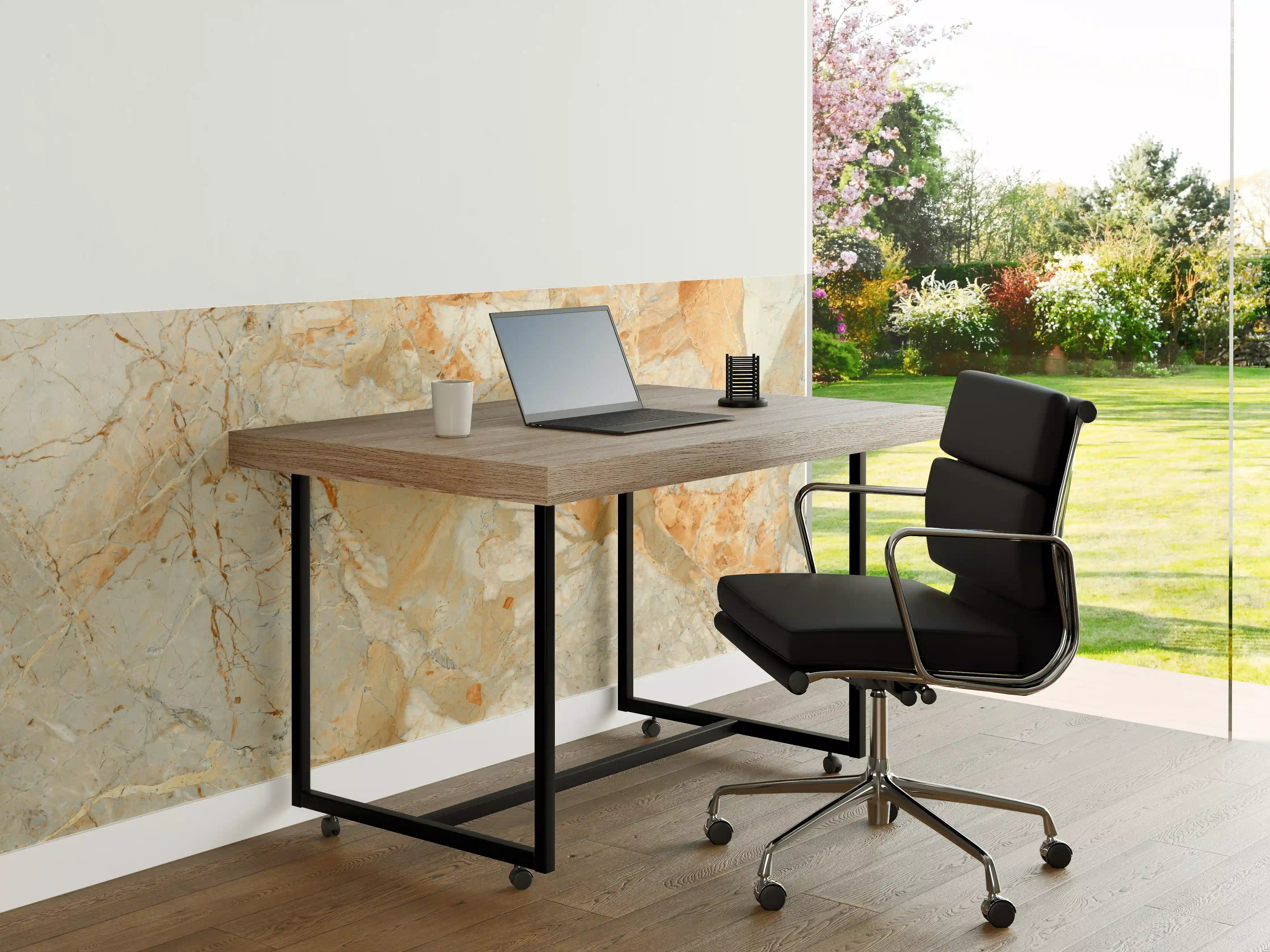 Büro Wandgestaltung - Rötlich-beiger rissiger Marmor