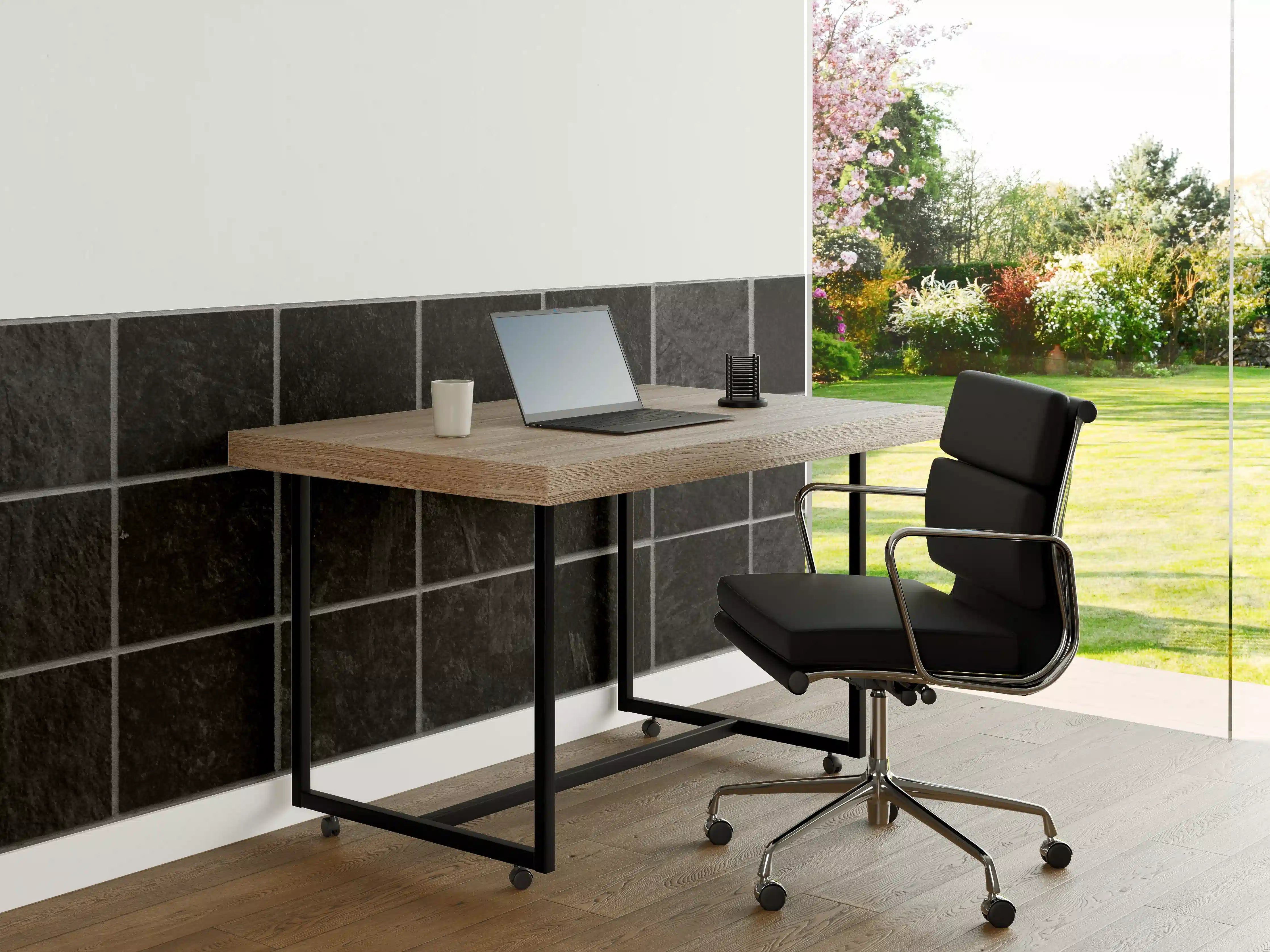 Büro Wandgestaltung - Schwarze Mosaikfliesen im Bad