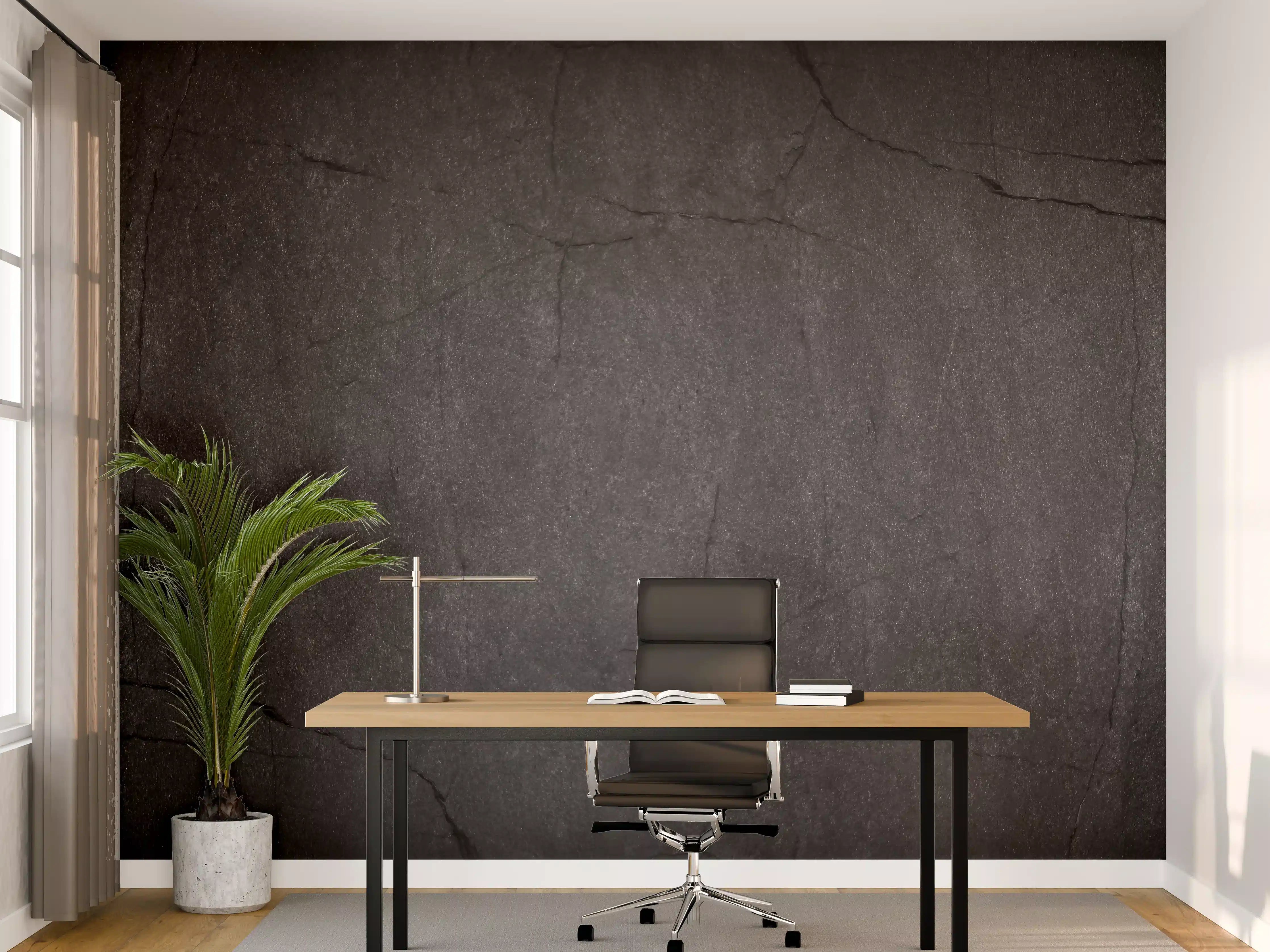Büro Wandgestaltung - Schwarze Wand mit Rissen auf Betonstruktur