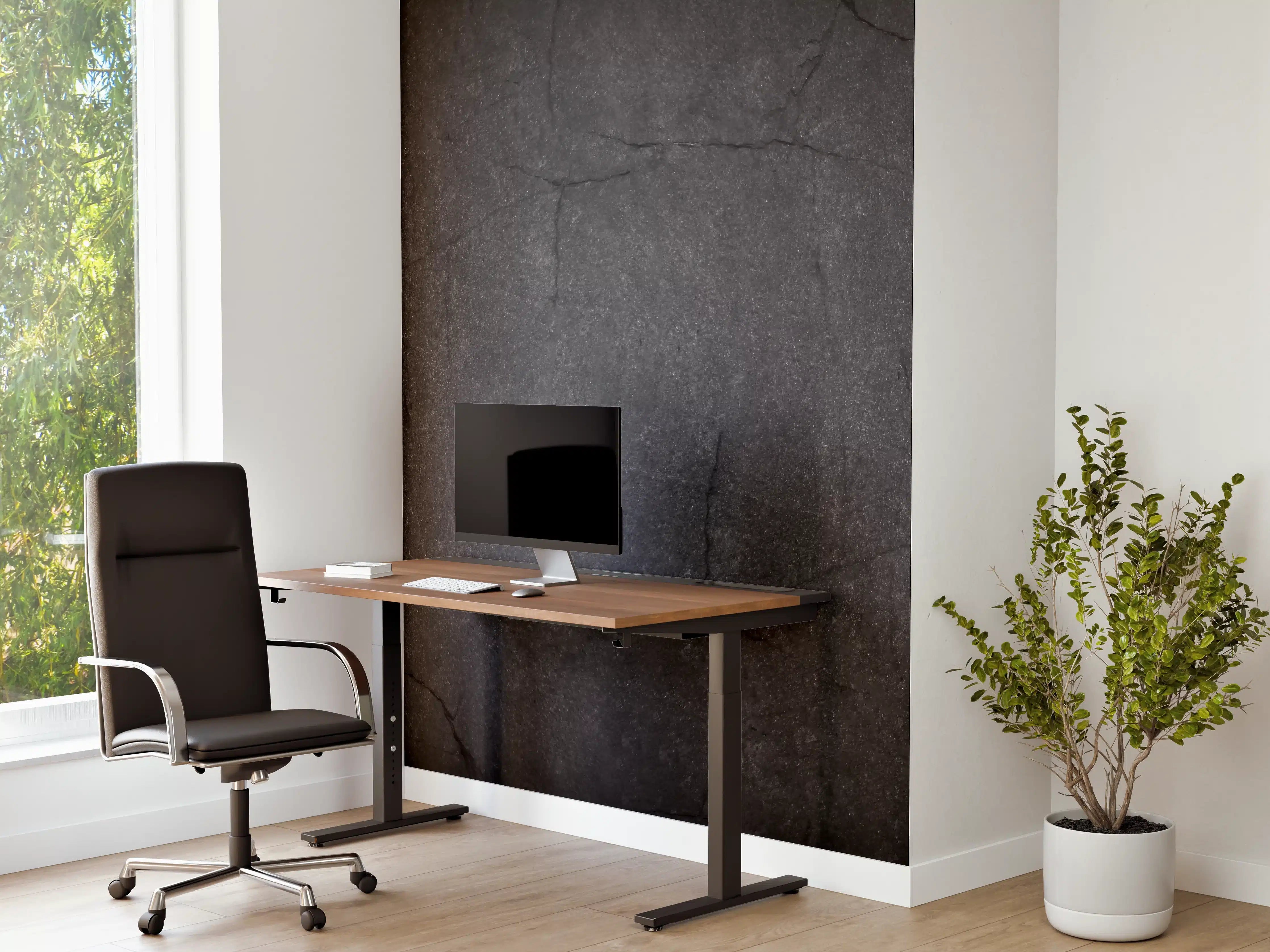 Büro Wandgestaltung - Schwarze Wand mit Rissen auf Betonstruktur