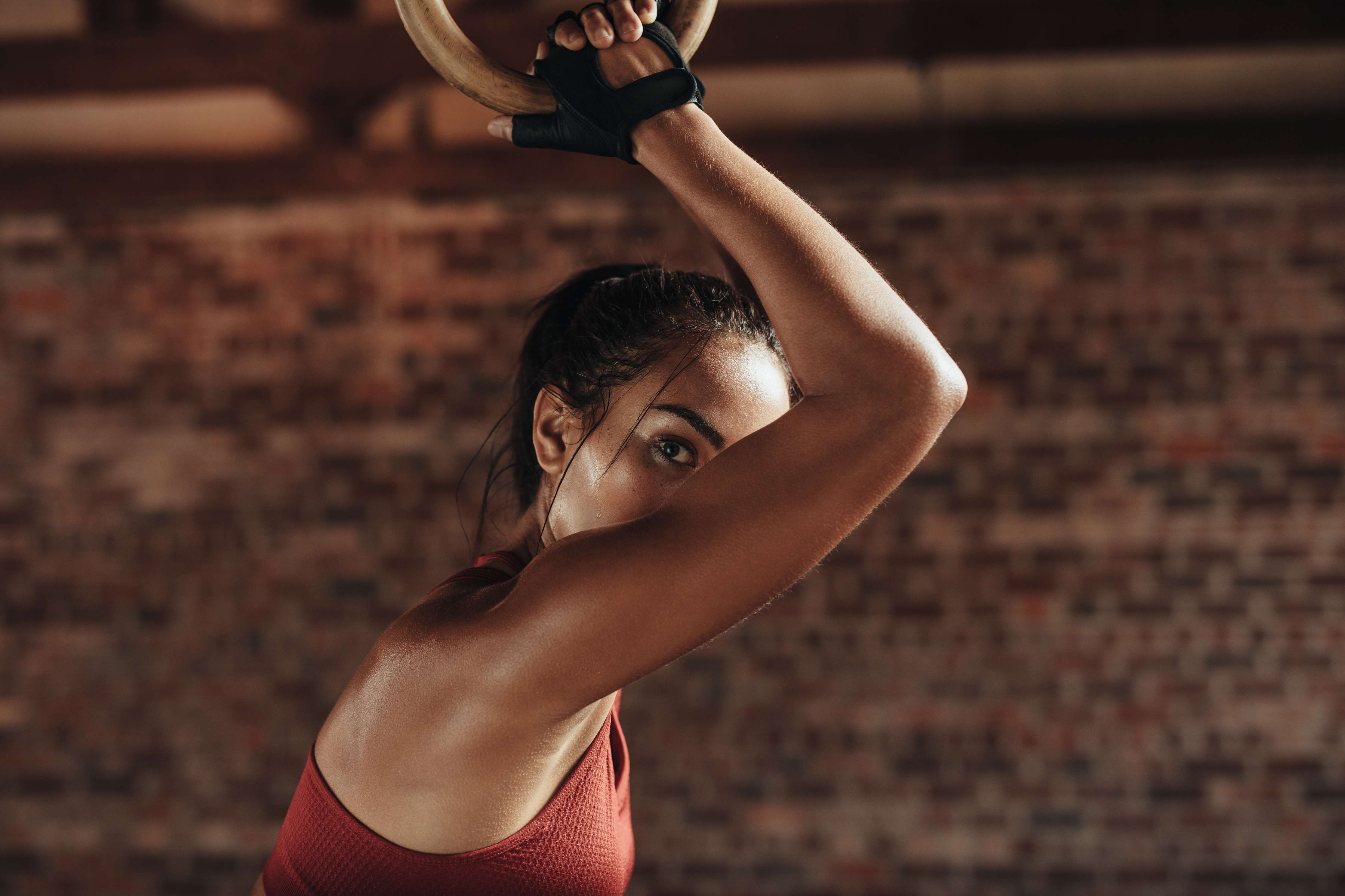 Büro Wandgestaltung-Starke Frau beim Training mit Dip-Ringen
