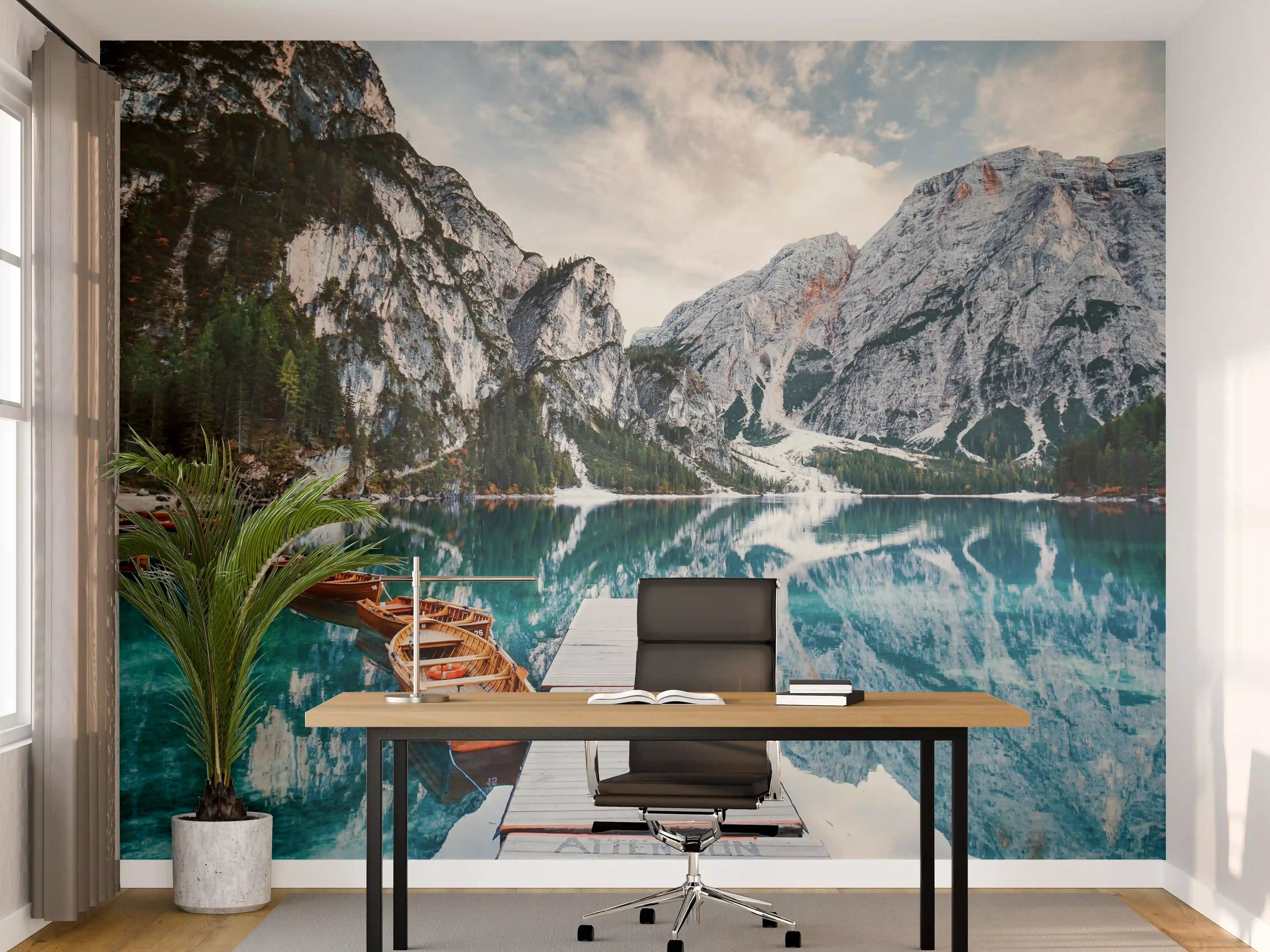 Büro Wandgestaltung - Steg am Bergsee mit Booten