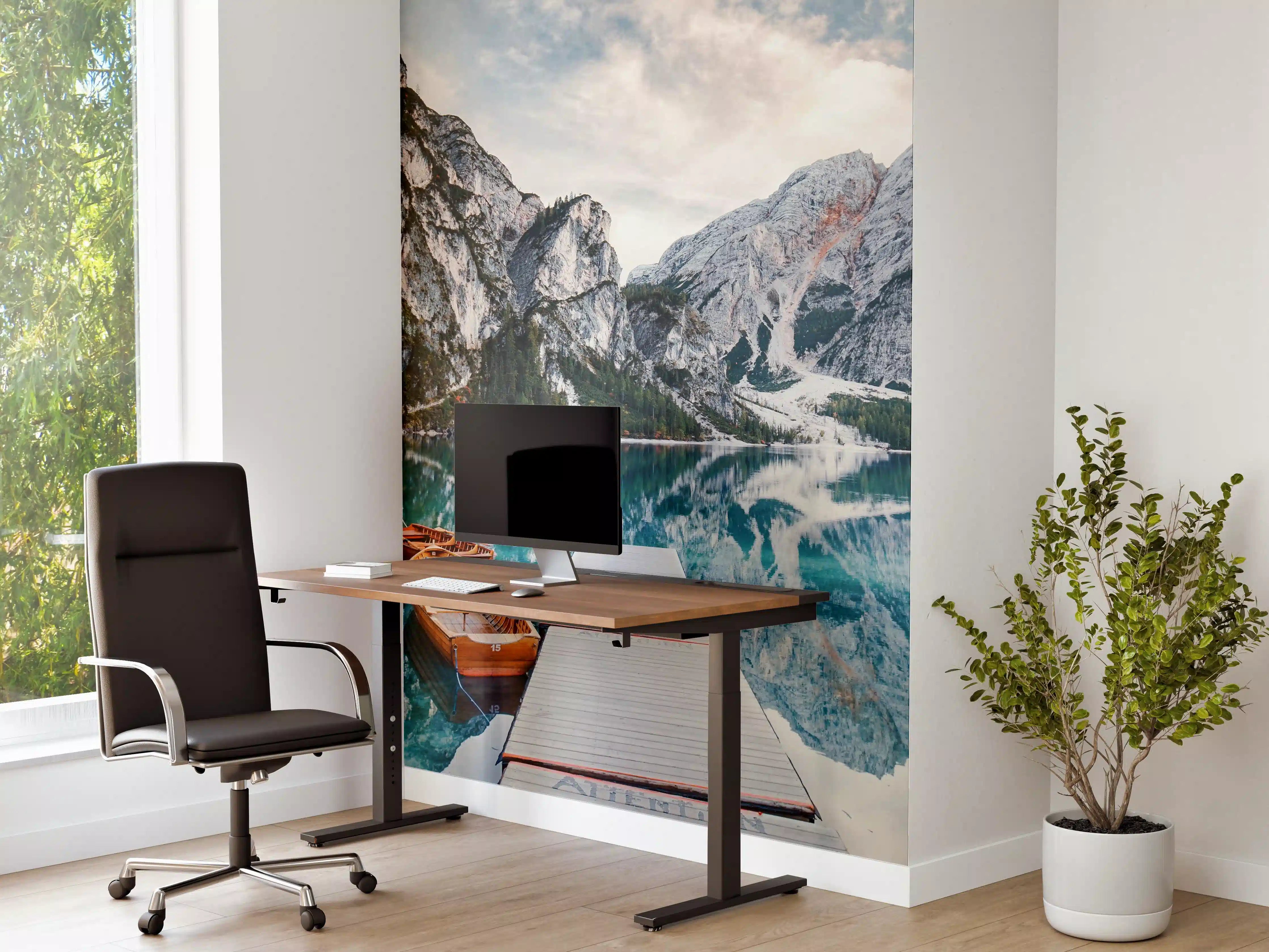 Büro Wandgestaltung - Steg am Bergsee mit Booten