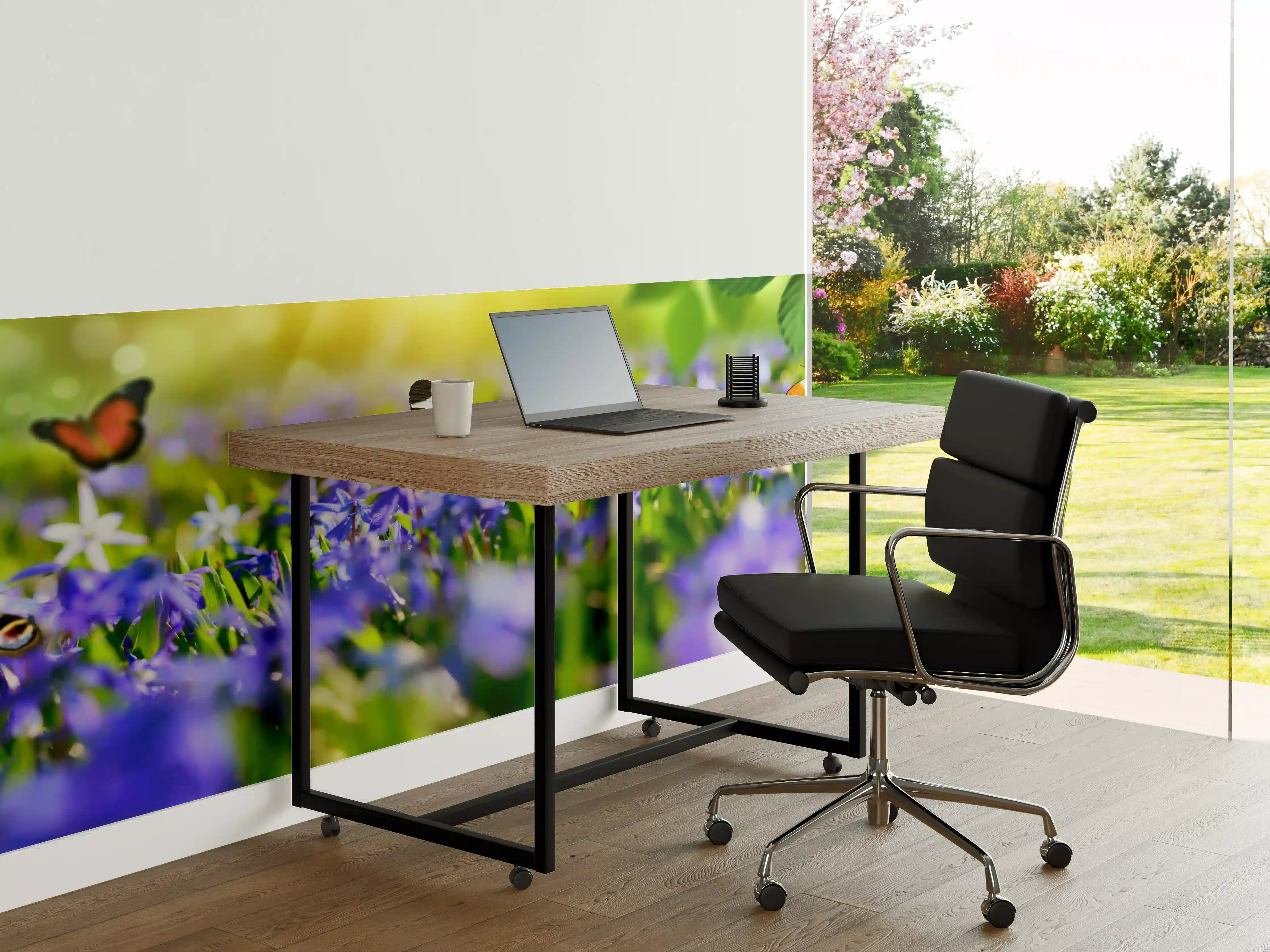 Büro Wandgestaltung - Violette Blumenwiese mit Schmetterlingen