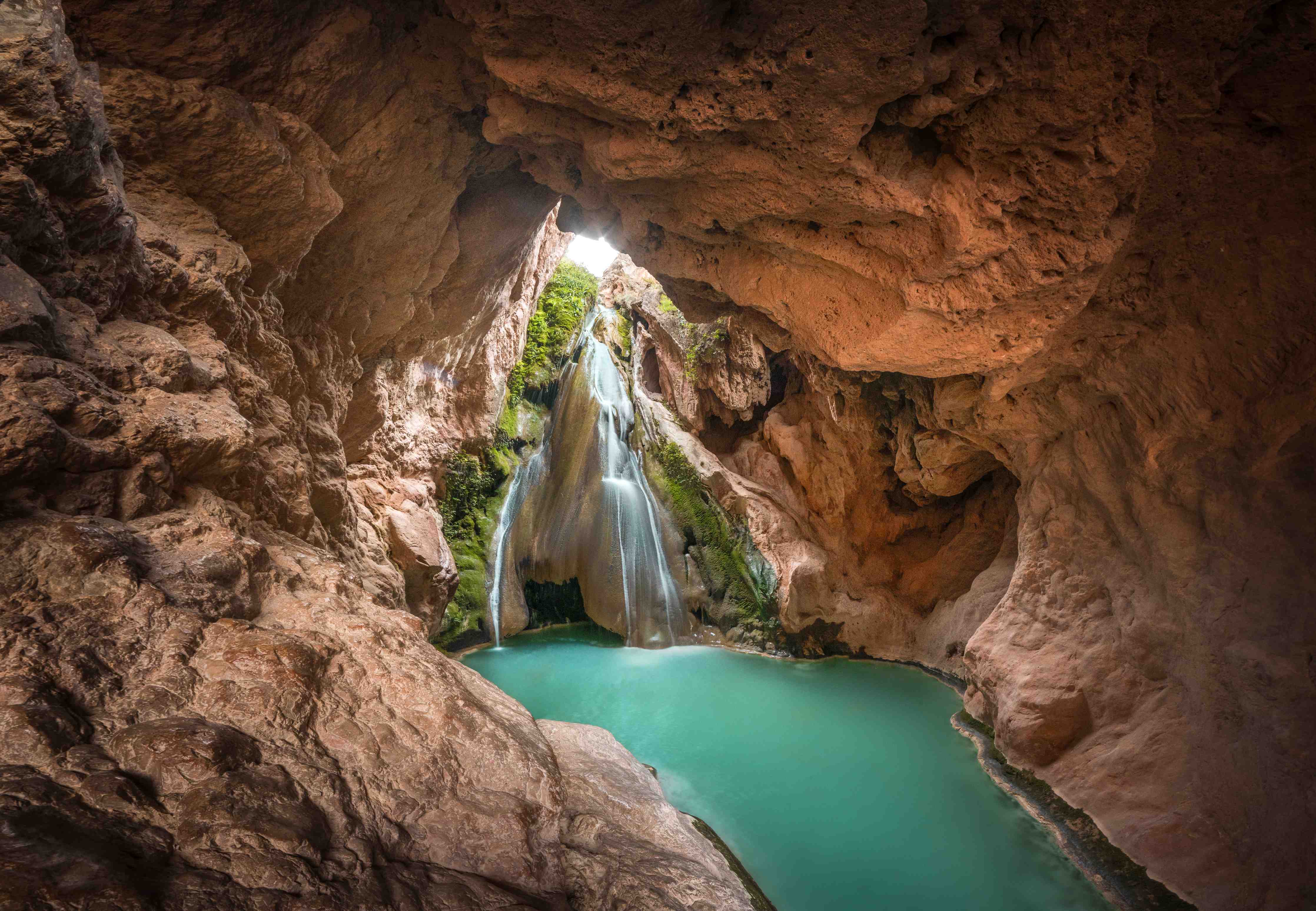 Büro Wandgestaltung-Wasserfall in Höhle mit See in Valencia
