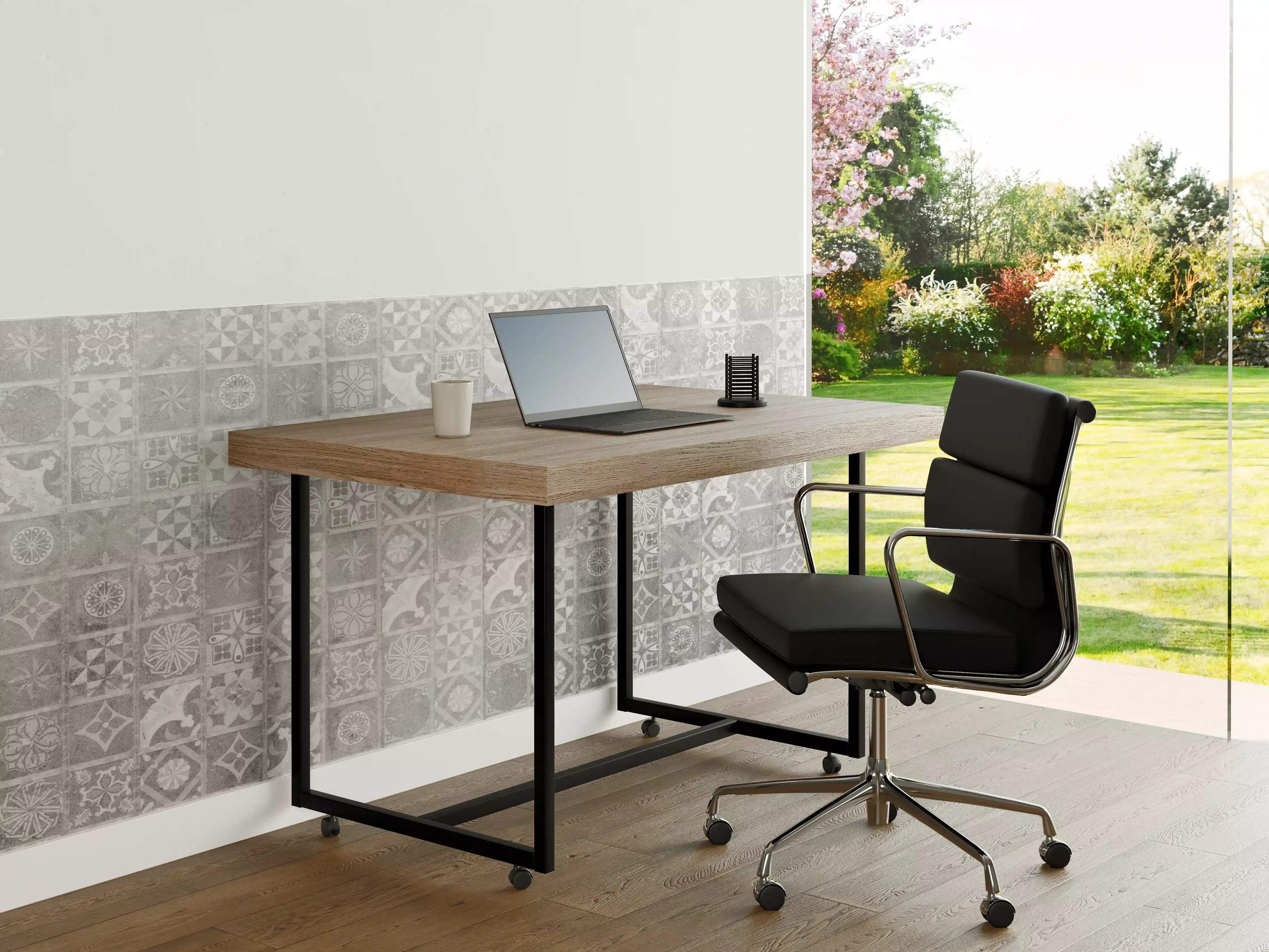 Büro Wandgestaltung - Weiße und graue Mosaikfliesen mit vintage Muster