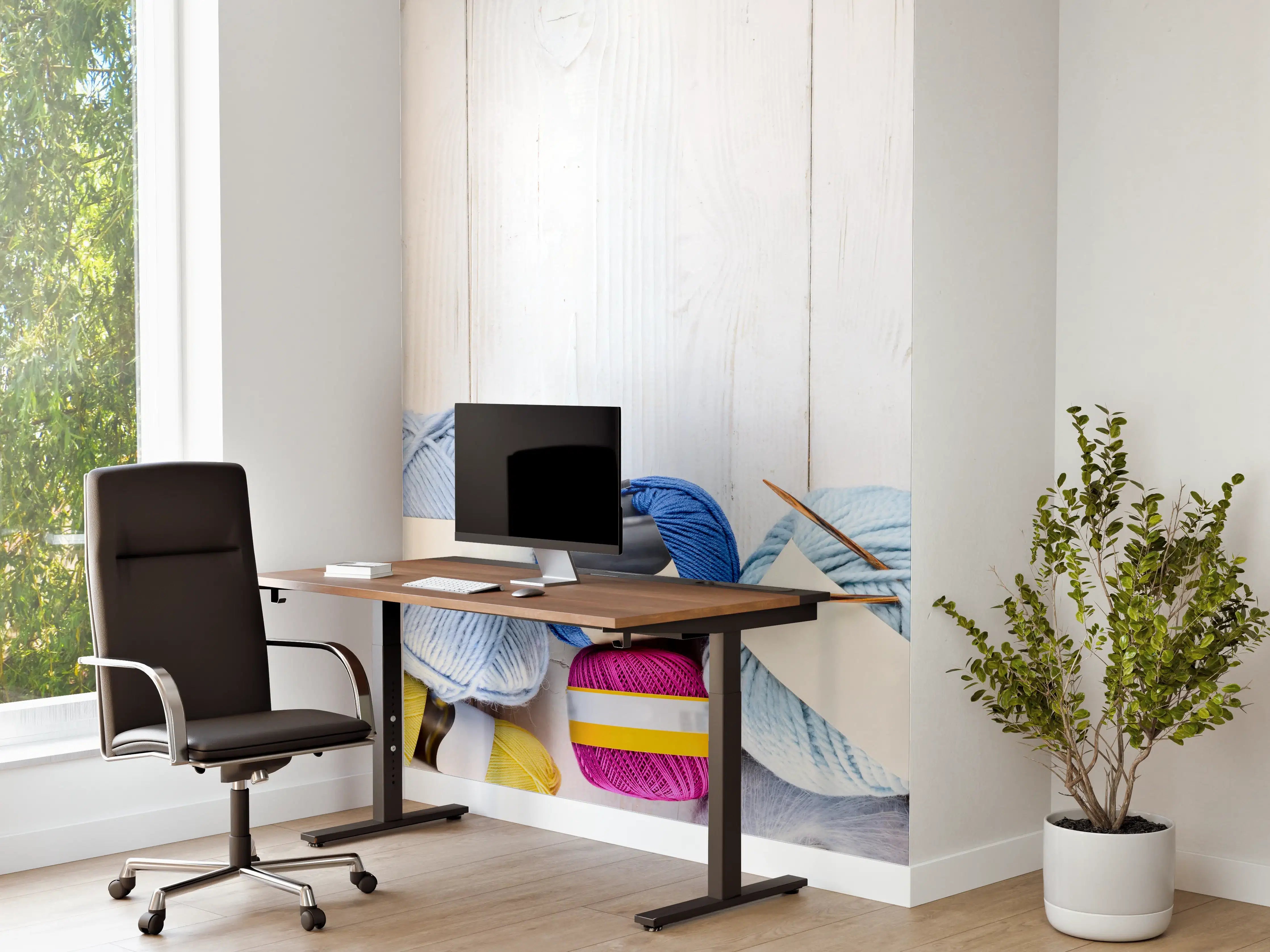 Büro Wandgestaltung - Wolle und Stricknadeln auf Holzhintergrund