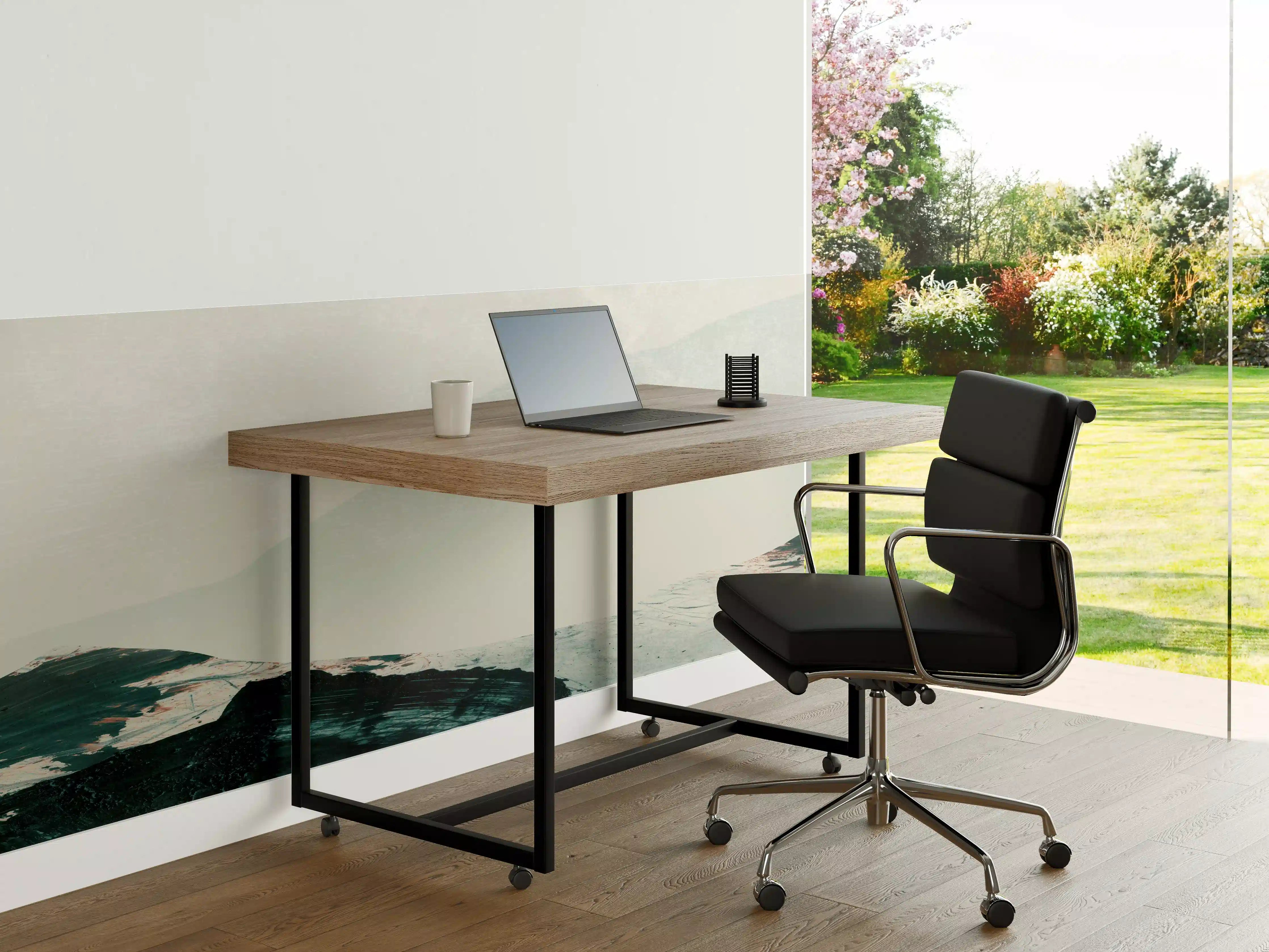 Büro Wandgestaltung - "Moderner Schreibtisch aus Eiche mit schwarzem Metallgestell"