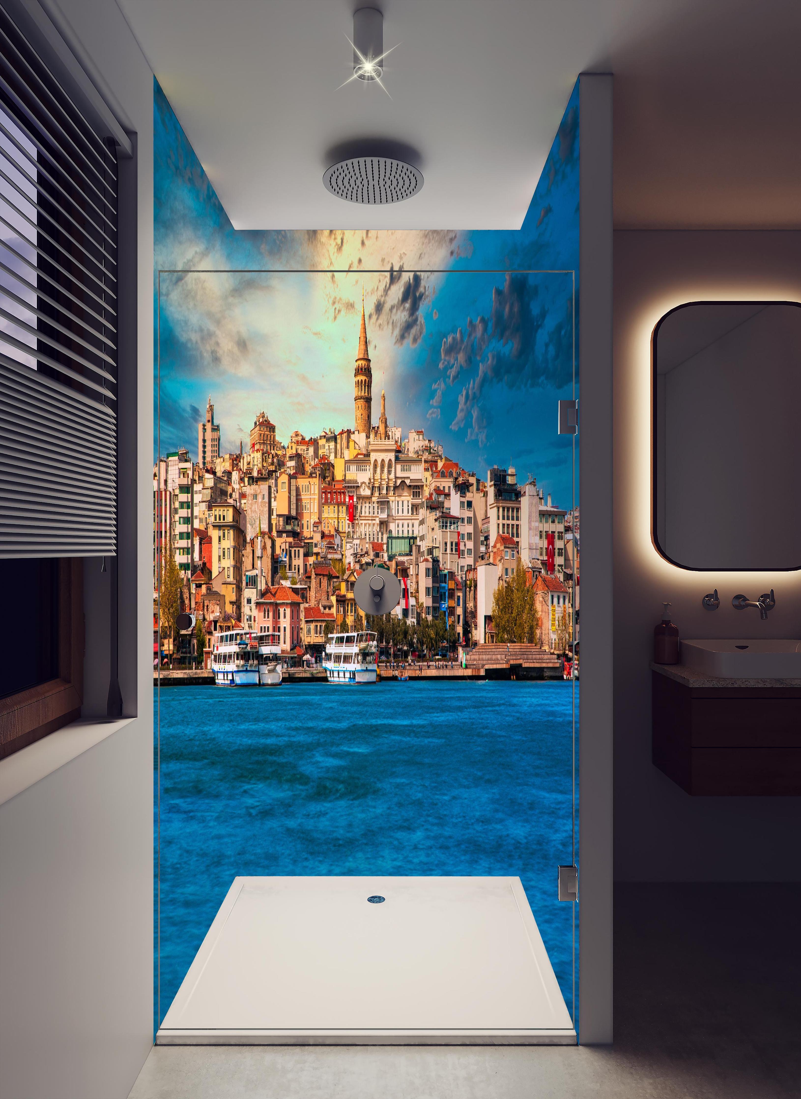 Duschrückwand - Ausblick auf Galata vom Wasser in hellem Badezimmer mit Regenduschkopf - zweiteilige Eck-Duschrückwand