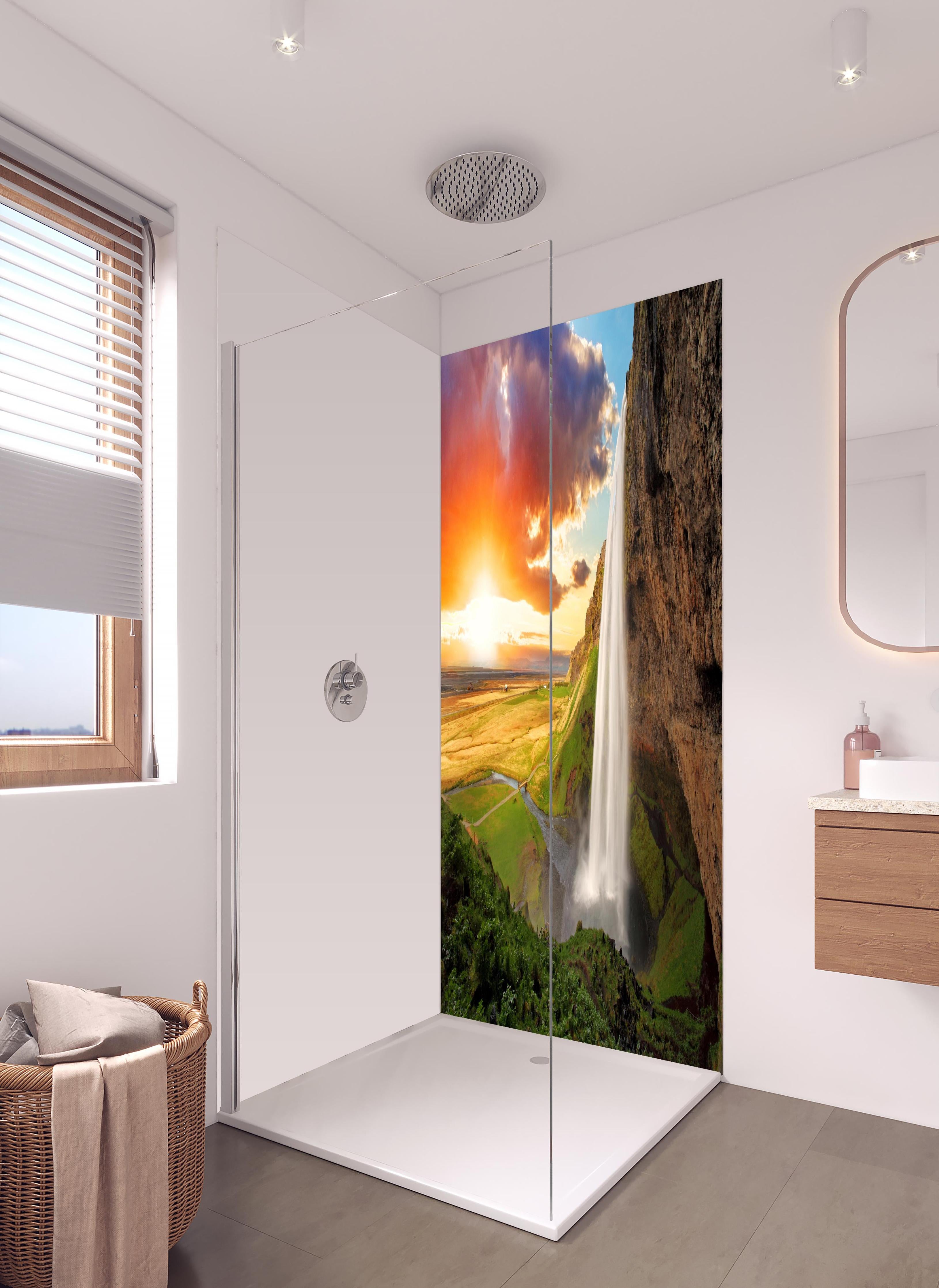 Duschrückwand - Seljalandsfoss Wasserfall bei Sonnenuntergang in hellem Badezimmer mit Regenduschkopf - zweiteilige Eck-Duschrückwand