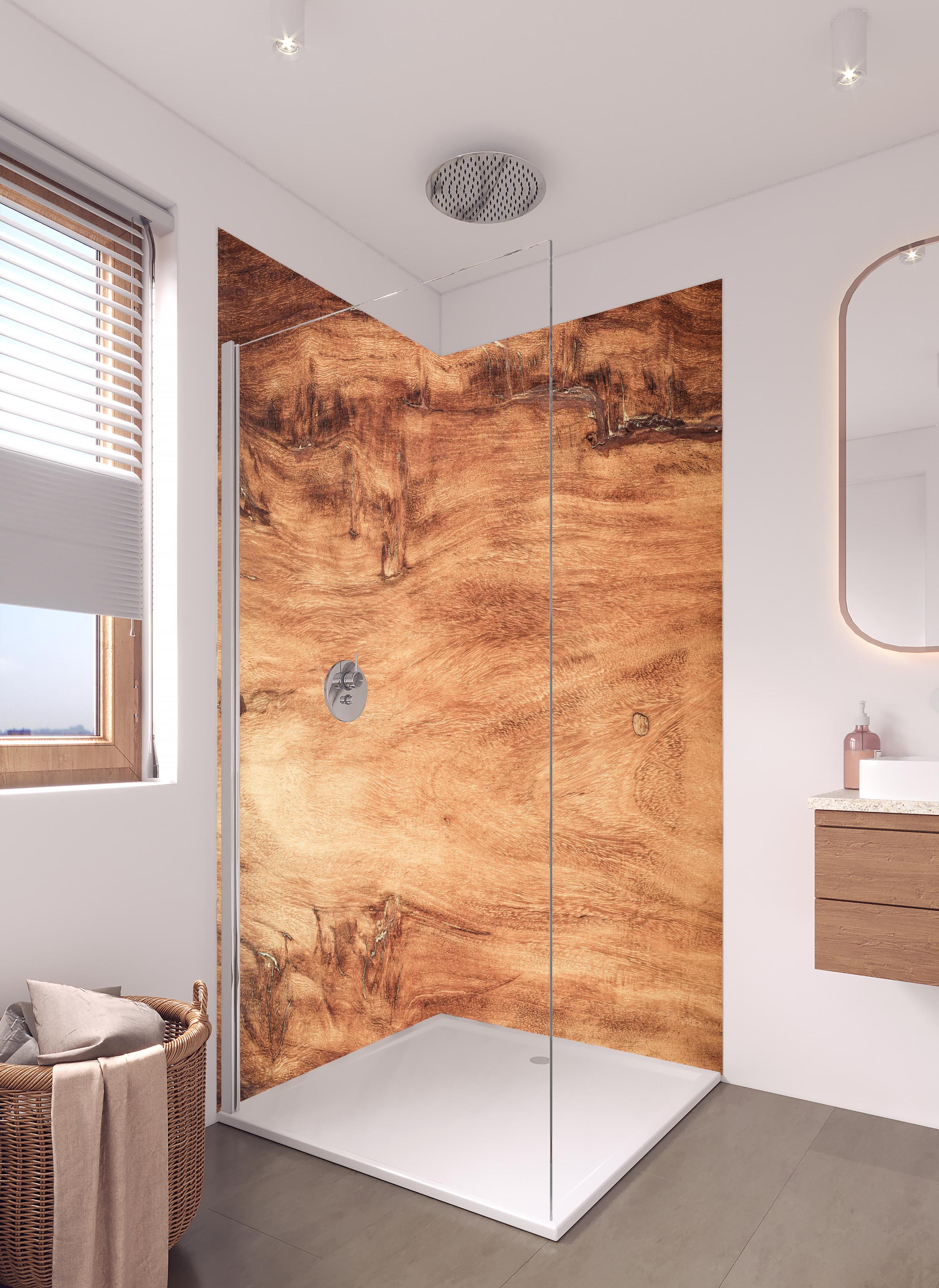 Duschrückwand - Teakholz mit natürlichem Muster in hellem Badezimmer mit Regenduschkopf - zweiteilige Eck-Duschrückwand