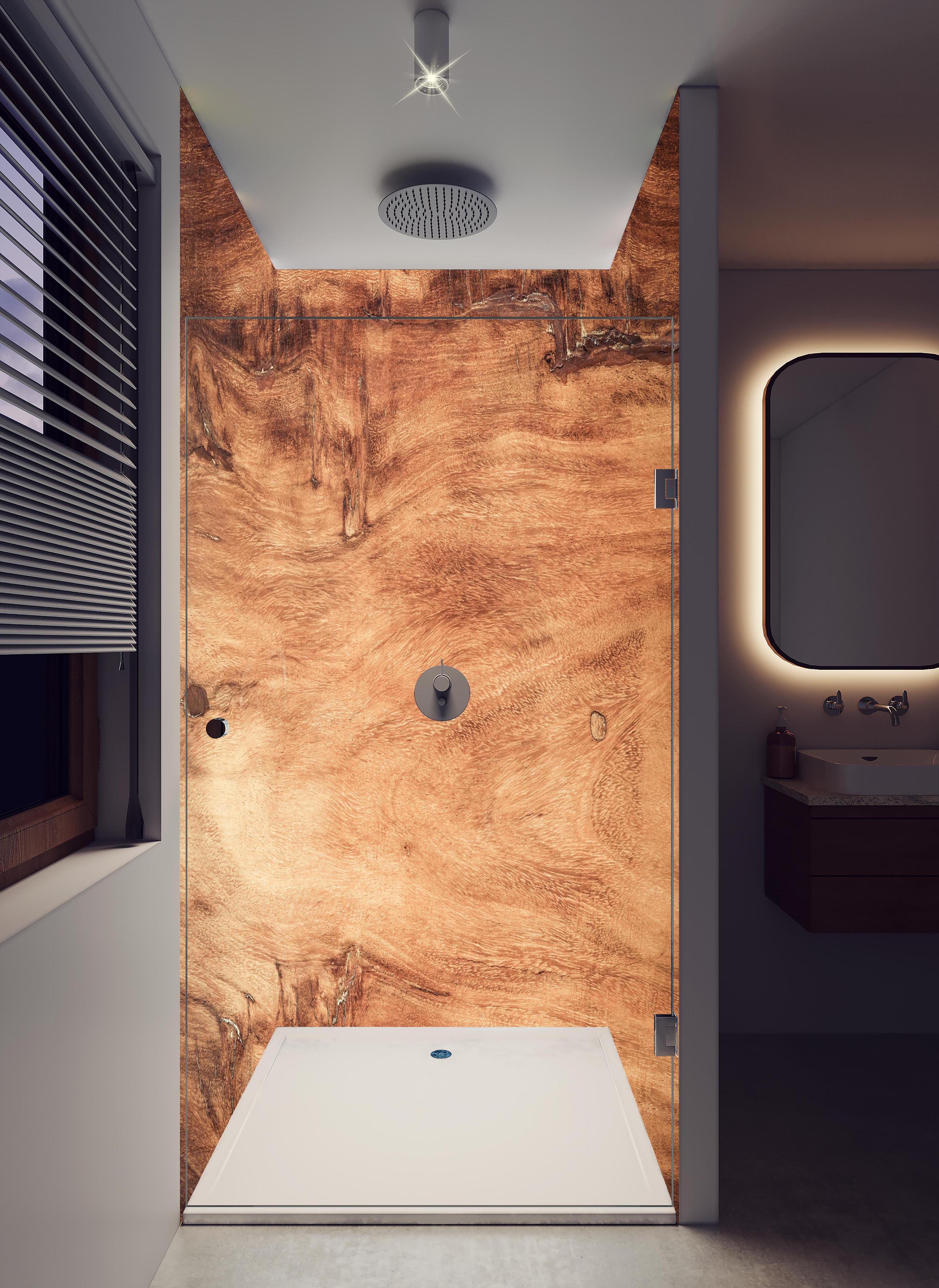 Duschrückwand - Teakholz mit natürlichem Muster in hellem Badezimmer mit Regenduschkopf - zweiteilige Eck-Duschrückwand