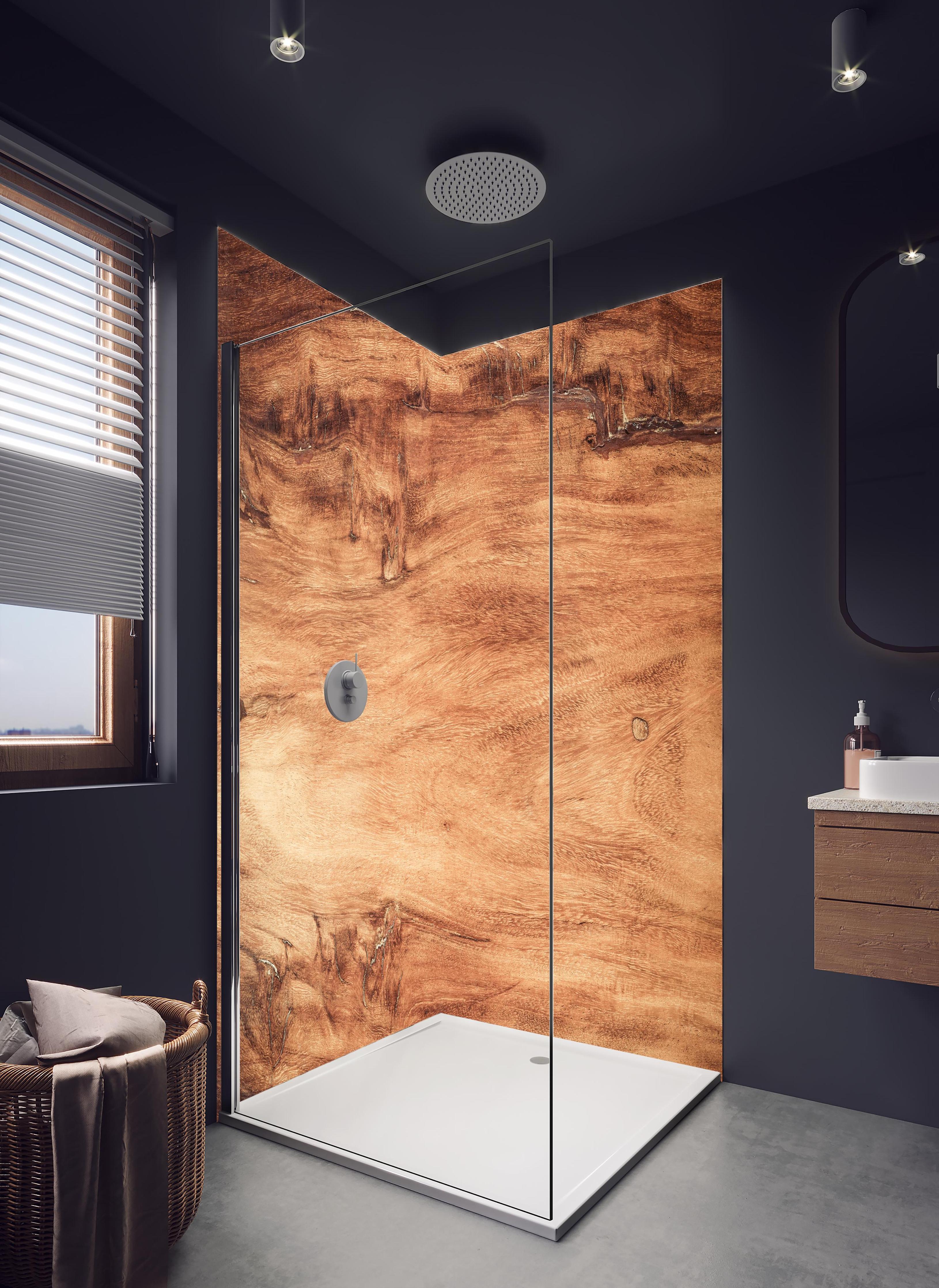 Duschrückwand - Teakholz mit natürlichem Muster in hellem Badezimmer mit Regenduschkopf - zweiteilige Eck-Duschrückwand