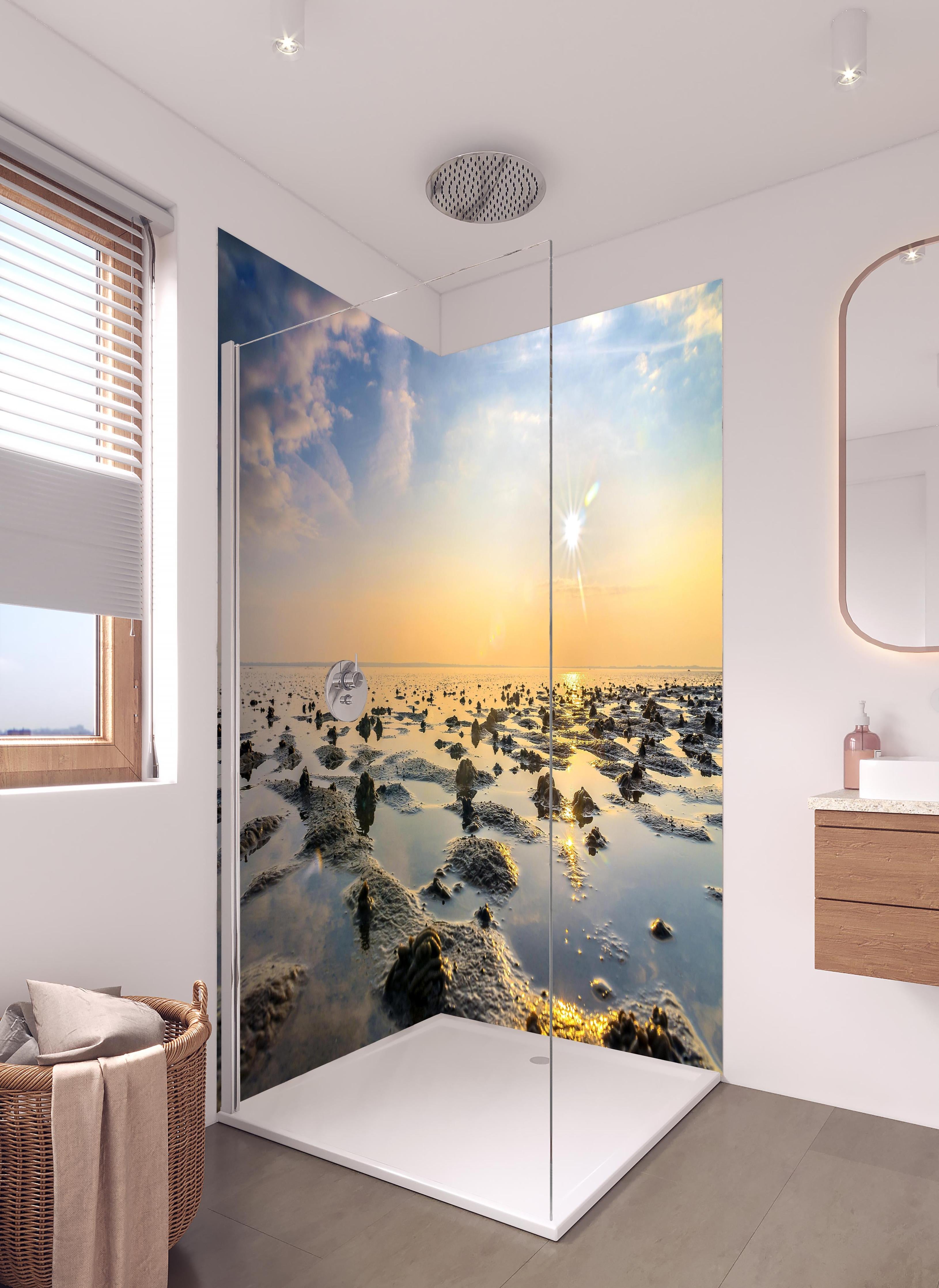 Duschrückwand - endlose Küste der Nordsee in hellem Badezimmer mit Regenduschkopf - zweiteilige Eck-Duschrückwand