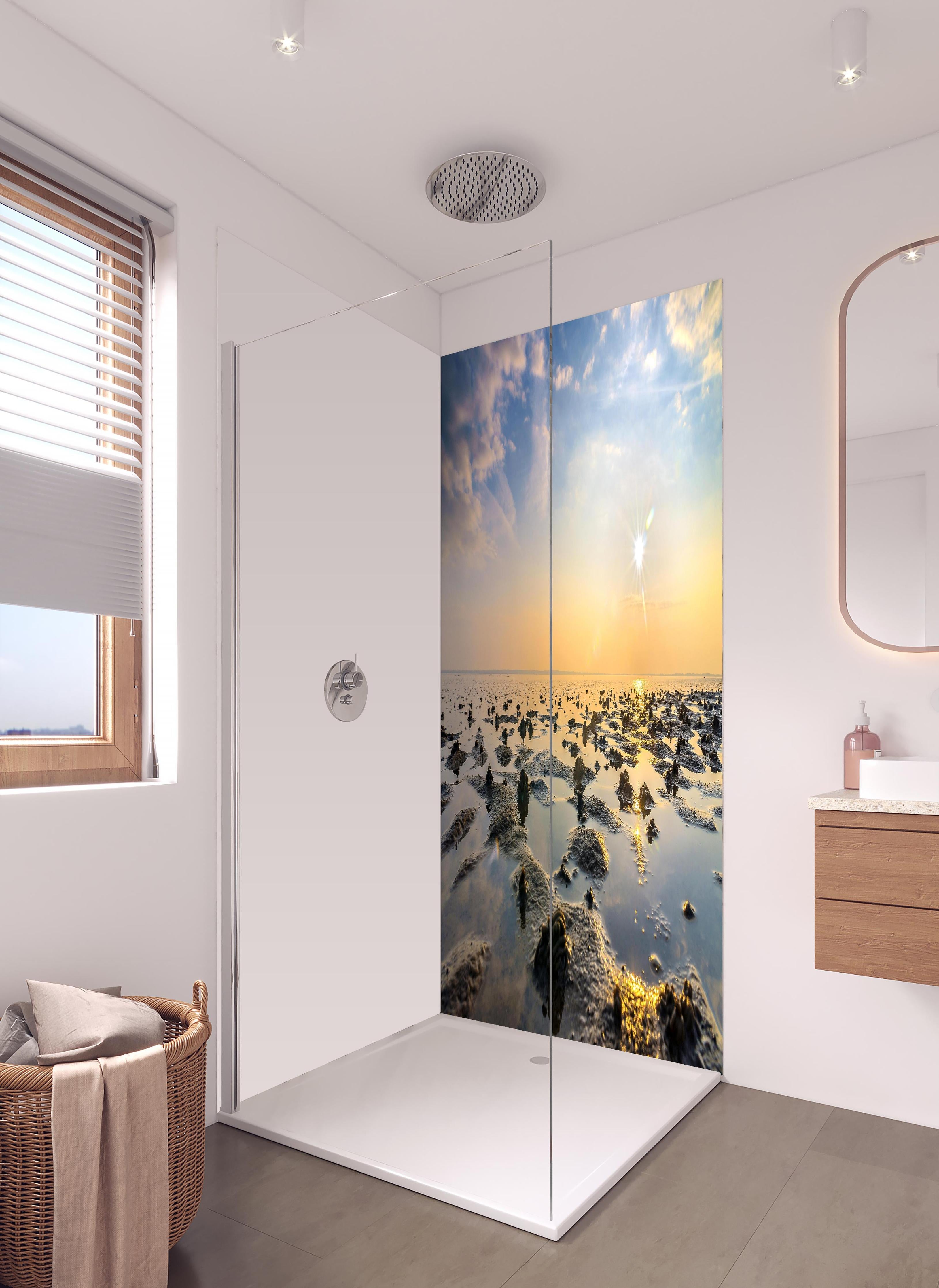 Duschrückwand - endlose Küste der Nordsee in hellem Badezimmer mit Regenduschkopf - zweiteilige Eck-Duschrückwand