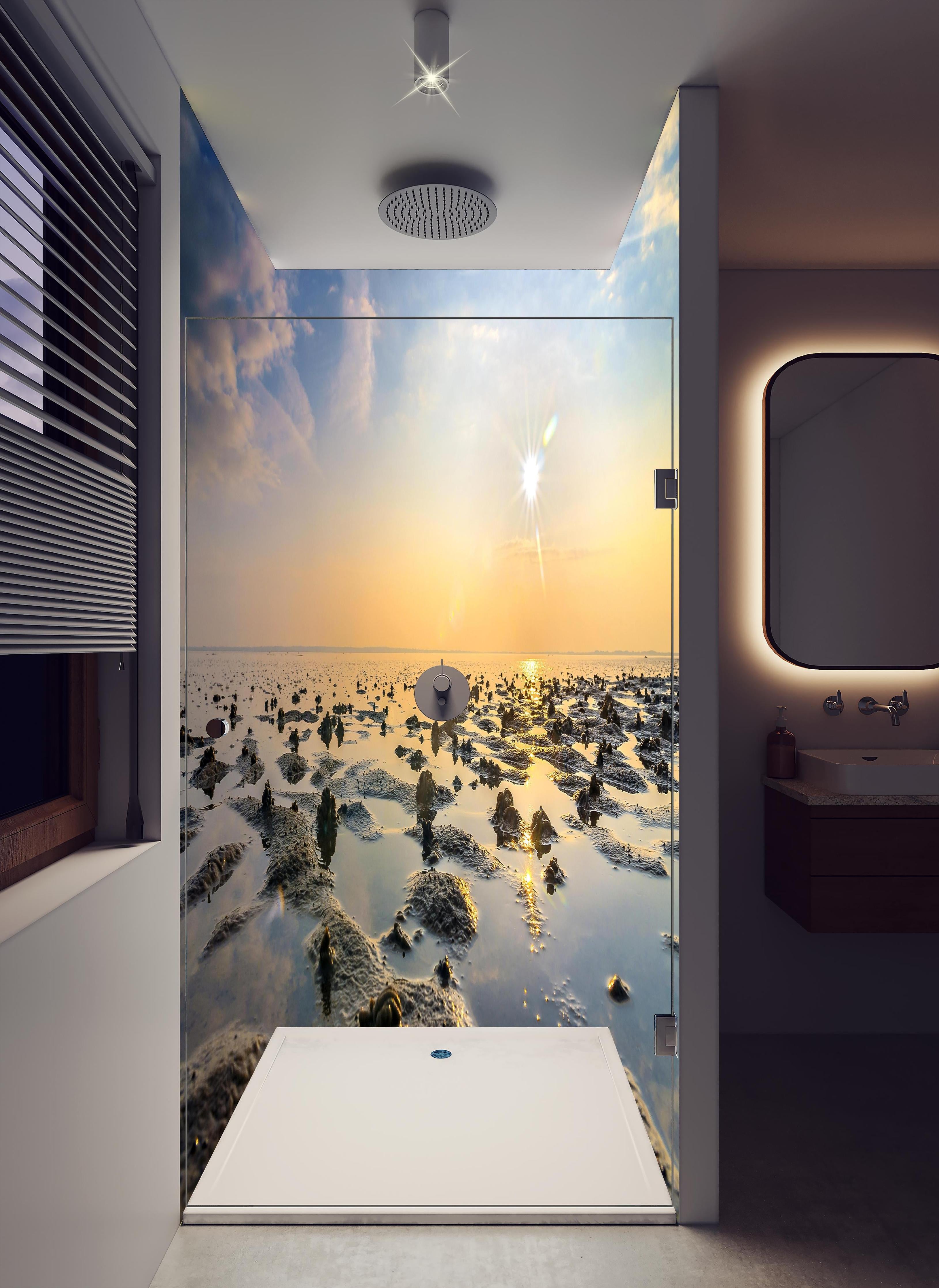 Duschrückwand - endlose Küste der Nordsee in hellem Badezimmer mit Regenduschkopf - zweiteilige Eck-Duschrückwand