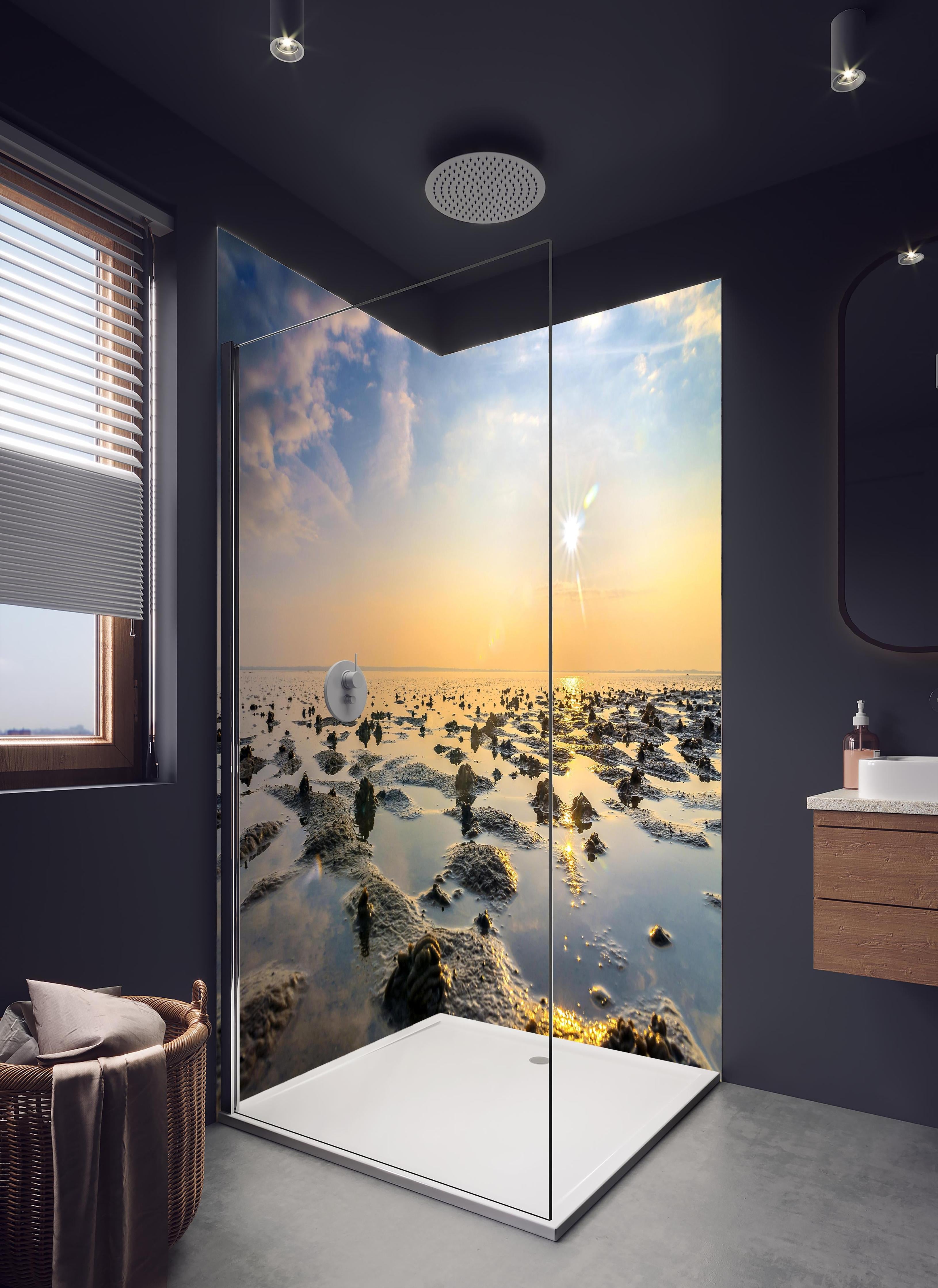 Duschrückwand - endlose Küste der Nordsee in hellem Badezimmer mit Regenduschkopf - zweiteilige Eck-Duschrückwand