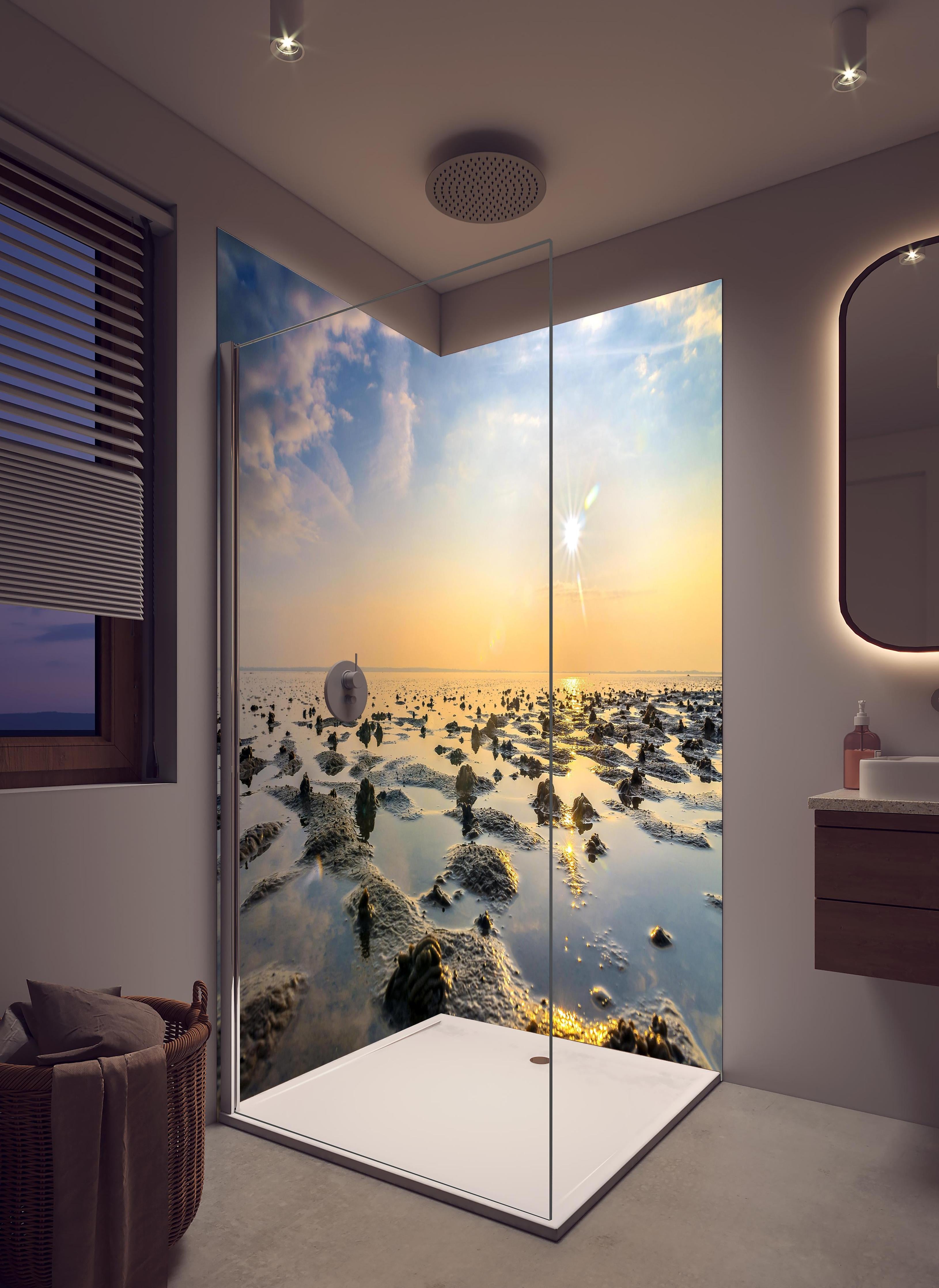 Duschrückwand - endlose Küste der Nordsee in hellem Badezimmer mit Regenduschkopf - zweiteilige Eck-Duschrückwand
