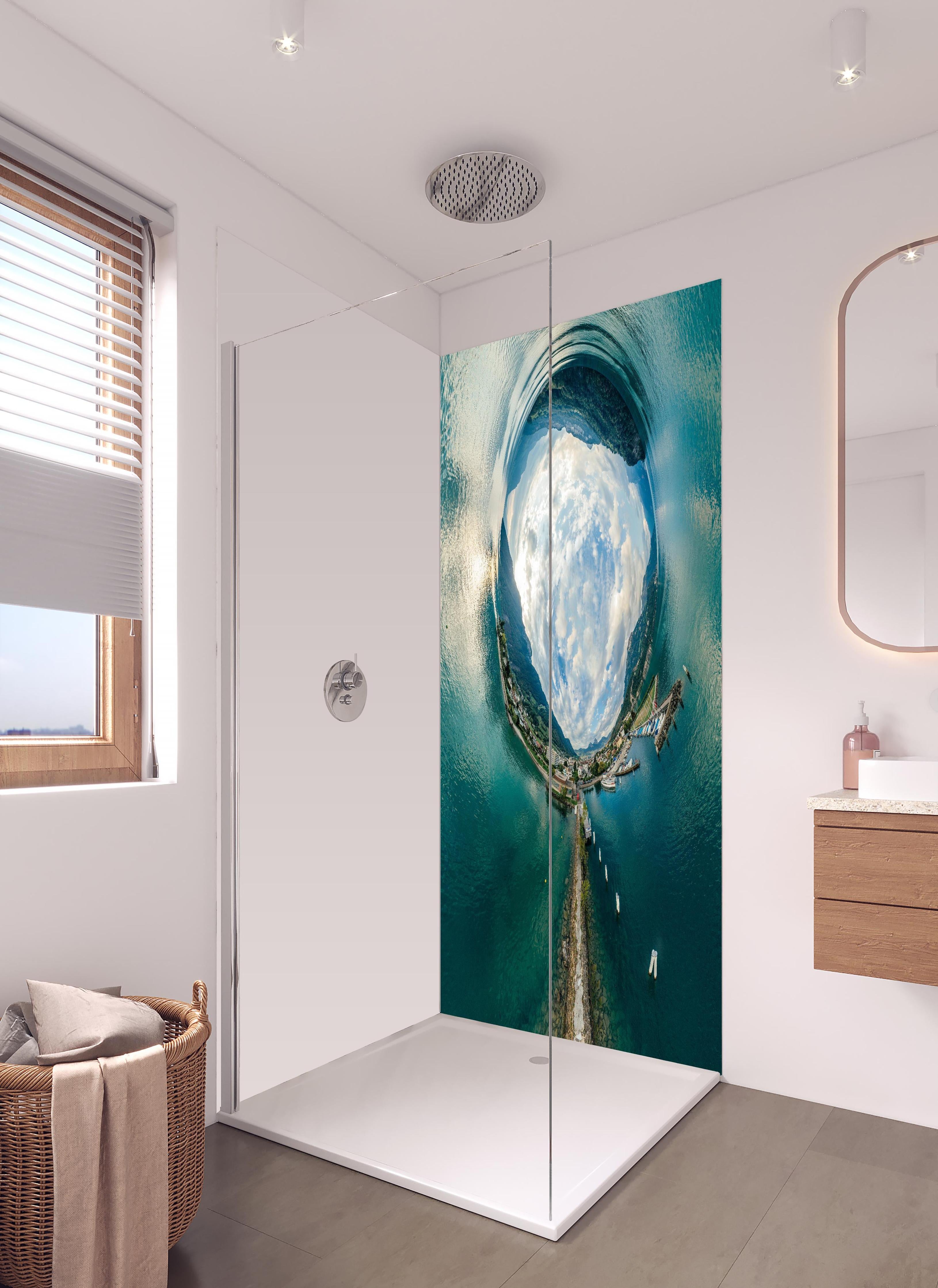 Duschrückwand - 360° VR Drone Panorama Bergsee Schweiz in hellem Badezimmer mit Regenduschkopf - zweiteilige Eck-Duschrückwand