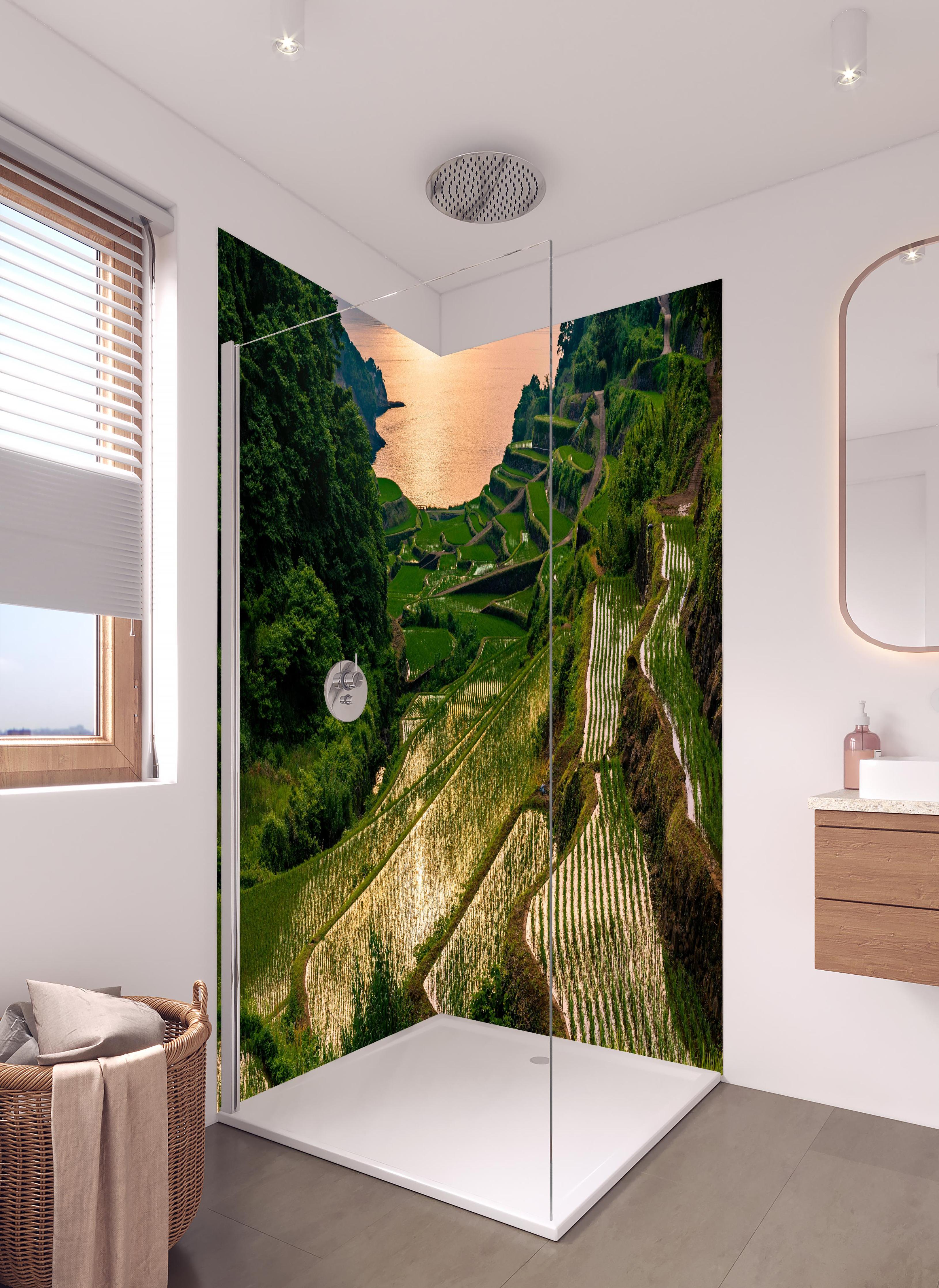 Duschrückwand - Abendlicher Blick japanische Berglandschaft in hellem Badezimmer mit Regenduschkopf - zweiteilige Eck-Duschrückwand
