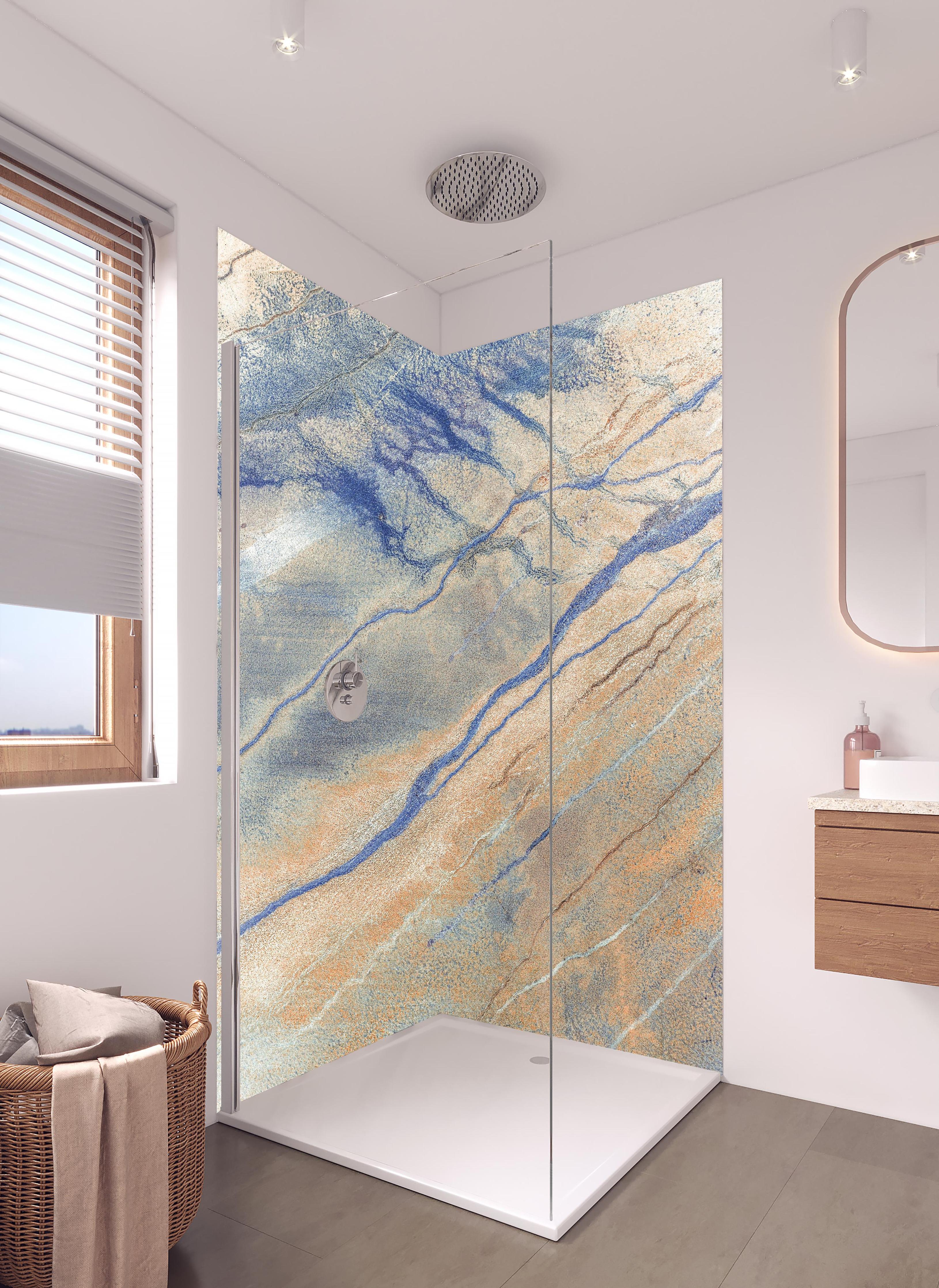 Duschrückwand - Abstrakte Blaue Ader Oberflächentextur in hellem Badezimmer mit Regenduschkopf - zweiteilige Eck-Duschrückwand