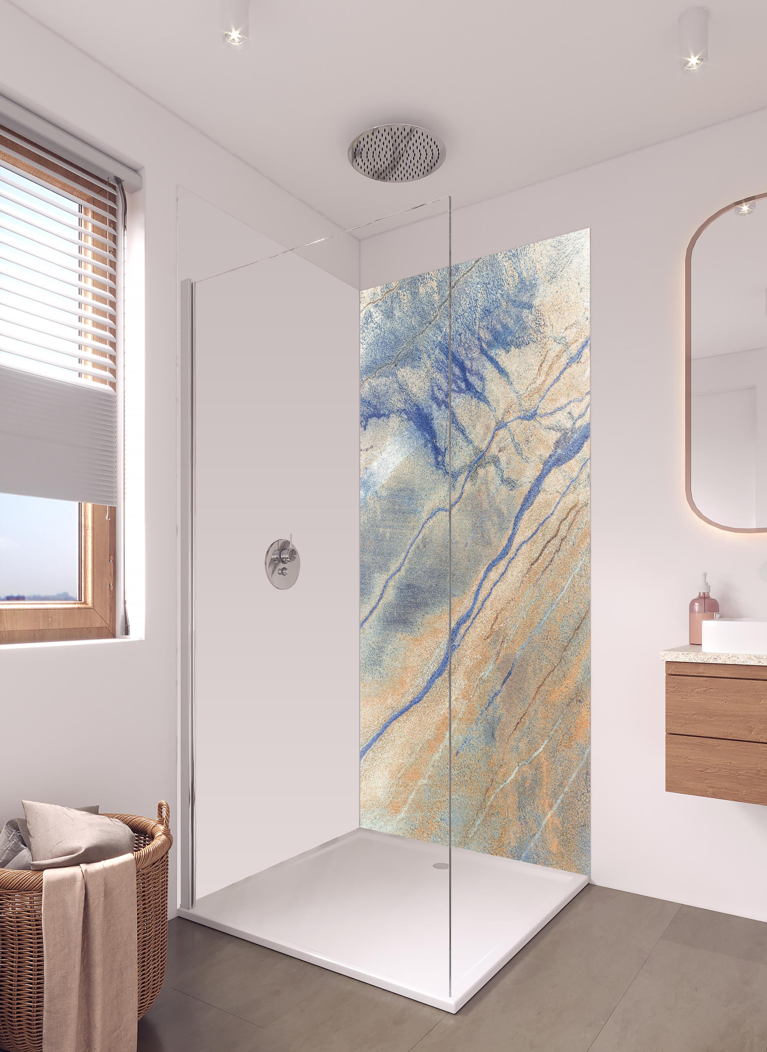 Duschrückwand - Abstrakte Blaue Ader Oberflächentextur in hellem Badezimmer mit Regenduschkopf - zweiteilige Eck-Duschrückwand