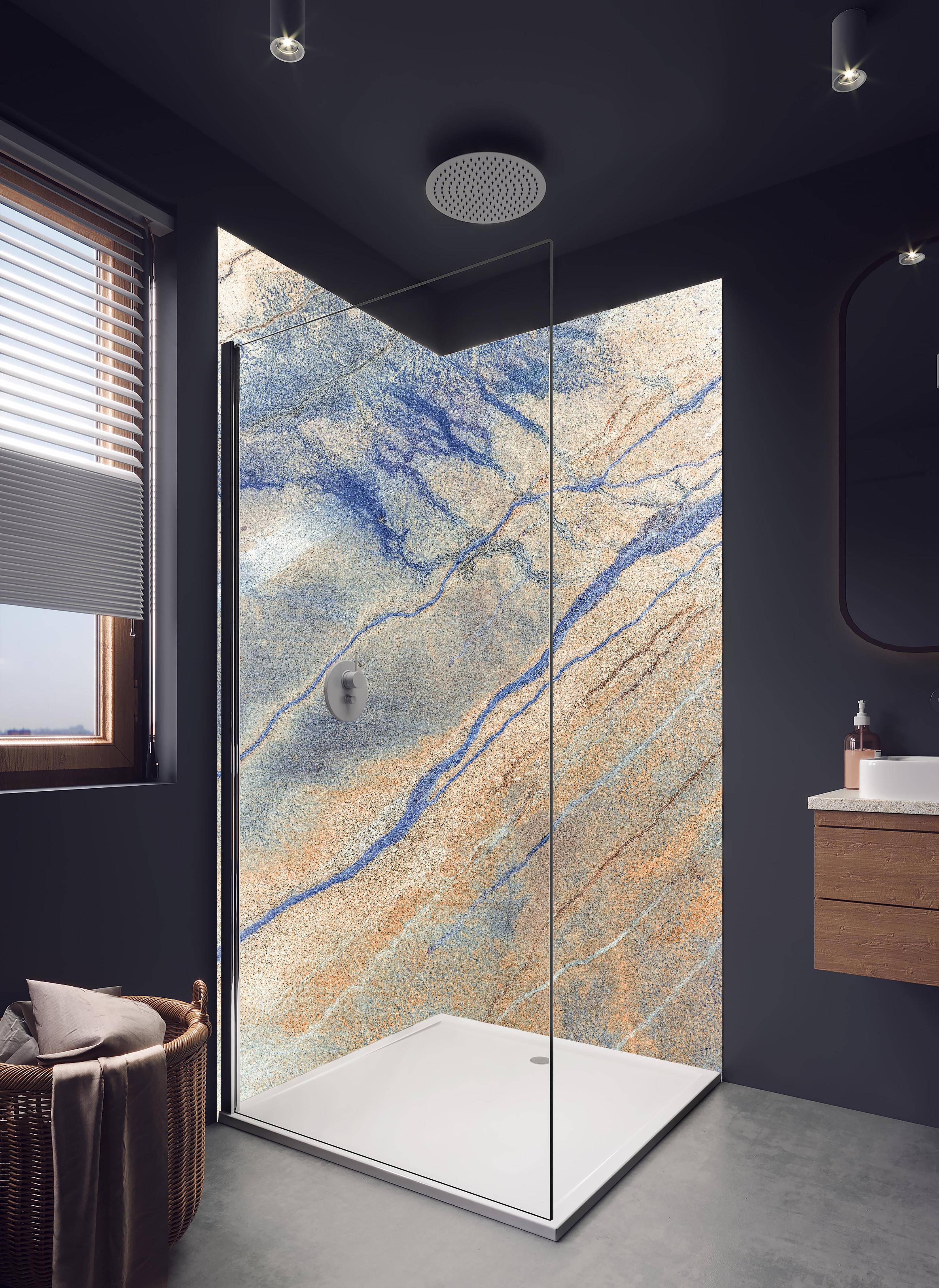 Duschrückwand - Abstrakte Blaue Ader Oberflächentextur in hellem Badezimmer mit Regenduschkopf - zweiteilige Eck-Duschrückwand