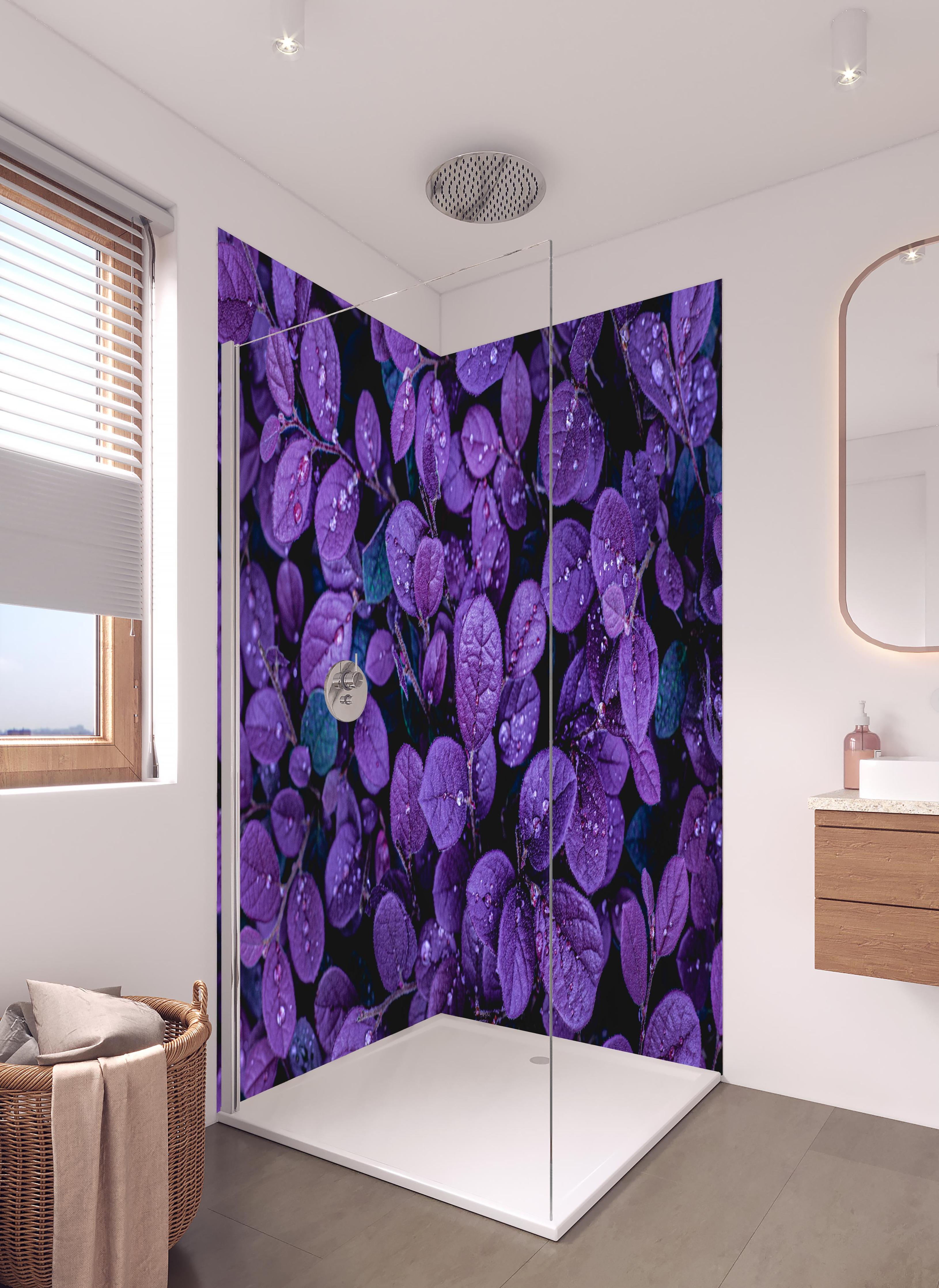 Duschrückwand - Abstrakte Lila Blätter in hellem Badezimmer mit Regenduschkopf - zweiteilige Eck-Duschrückwand