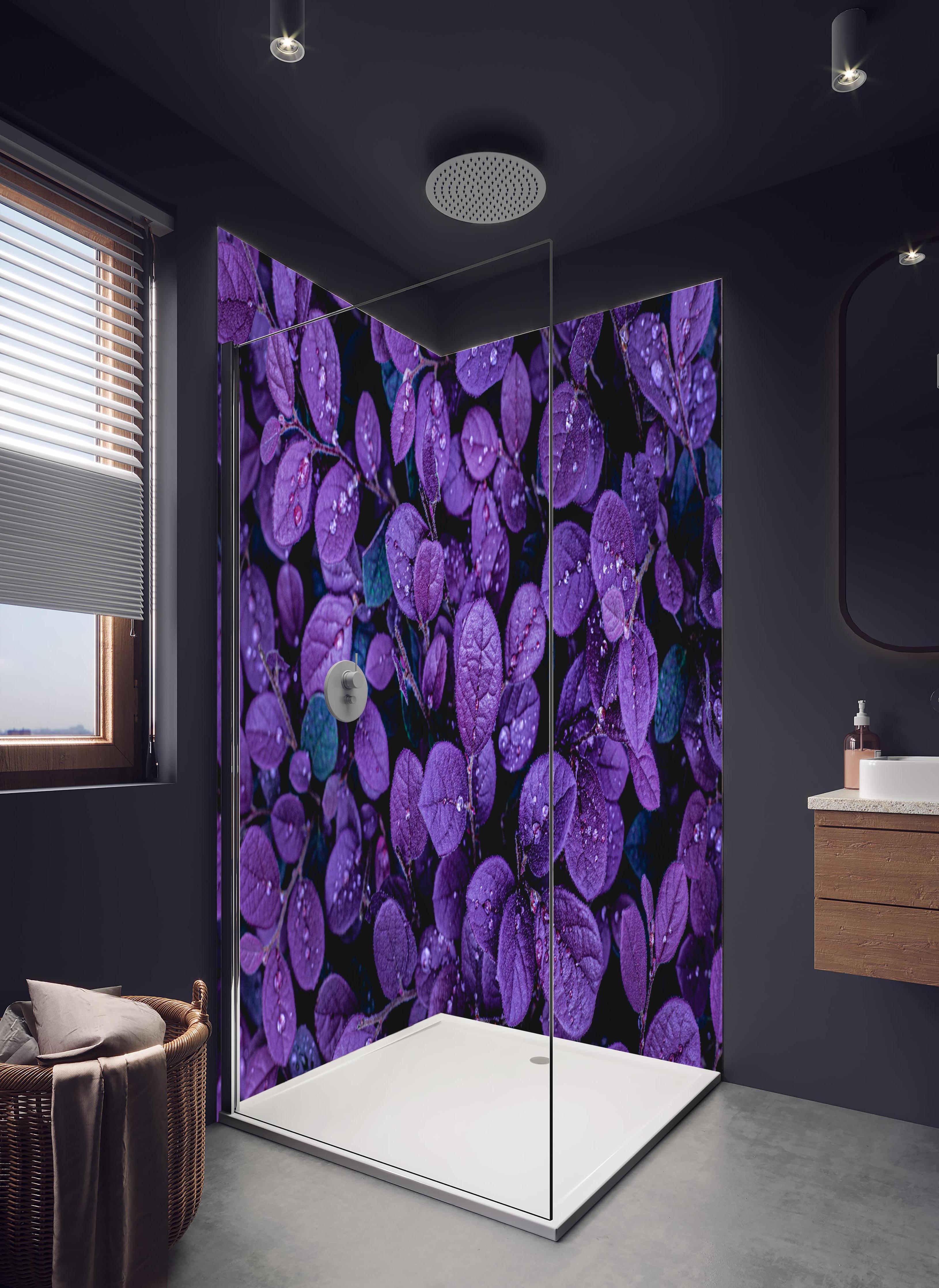 Duschrückwand - Abstrakte Lila Blätter in hellem Badezimmer mit Regenduschkopf - zweiteilige Eck-Duschrückwand