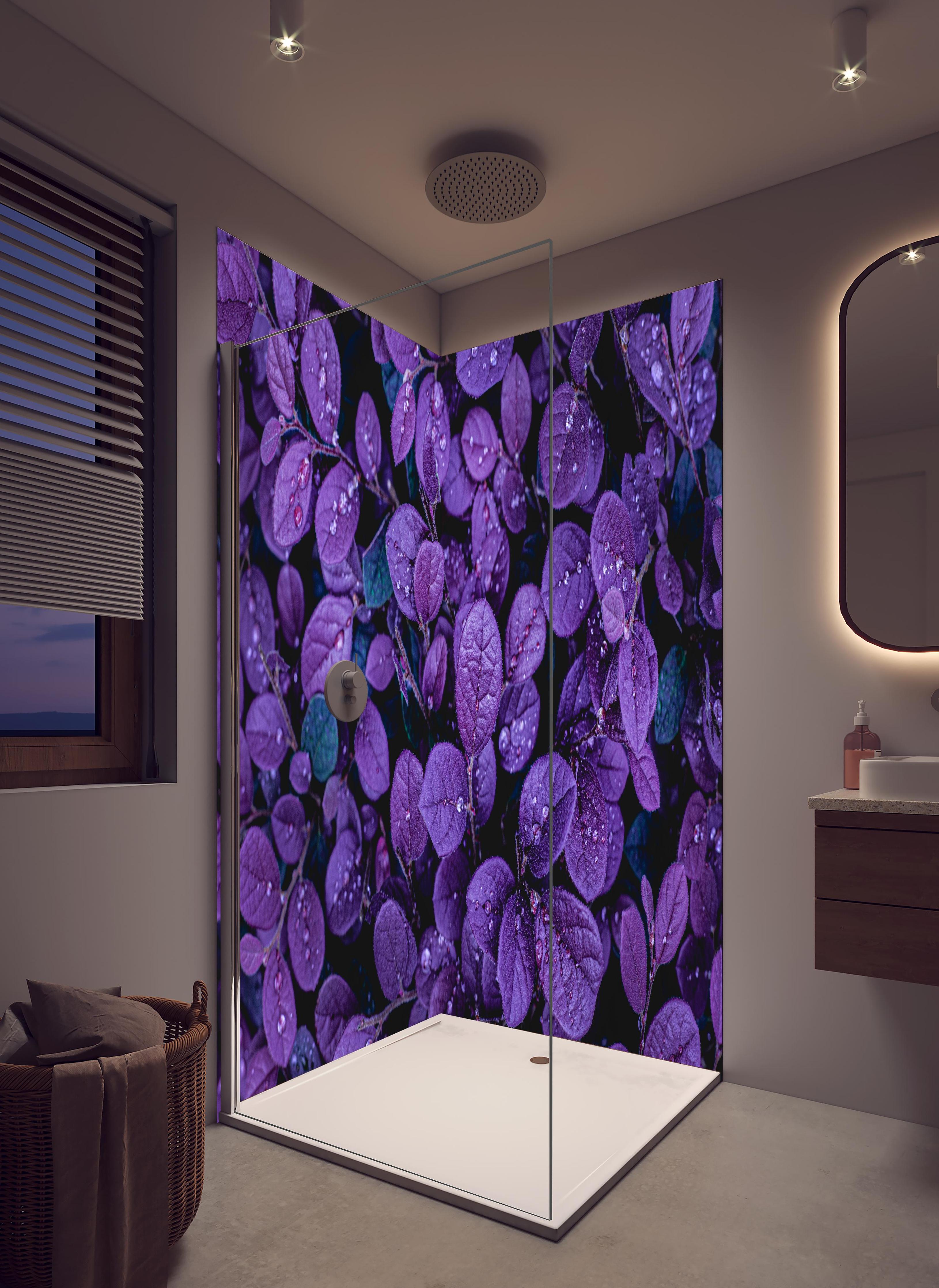 Duschrückwand - Abstrakte Lila Blätter in hellem Badezimmer mit Regenduschkopf - zweiteilige Eck-Duschrückwand