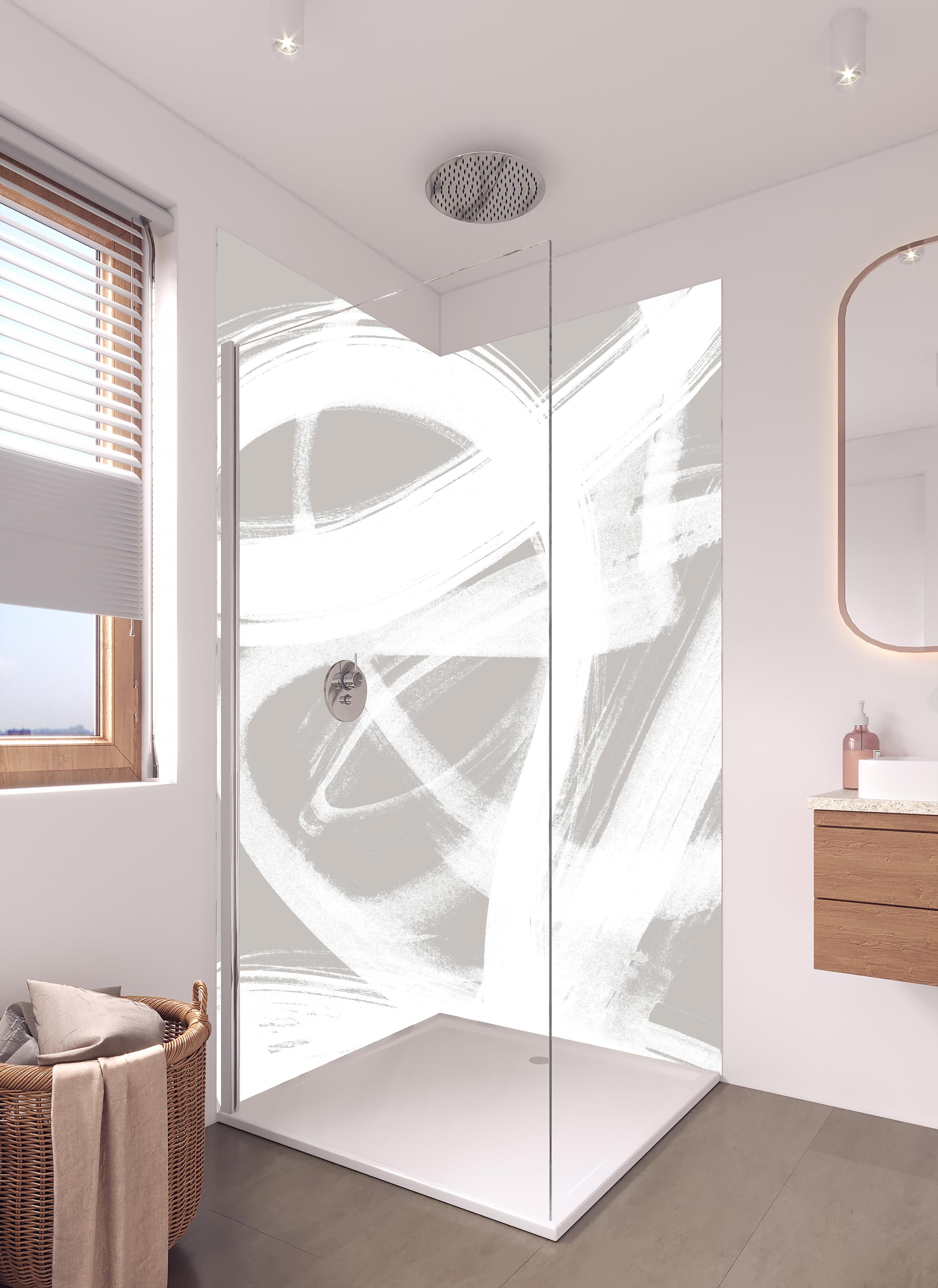 Duschrückwand - Abstrakte Pinselstriche in Grau und Weiß in hellem Badezimmer mit Regenduschkopf - zweiteilige Eck-Duschrückwand