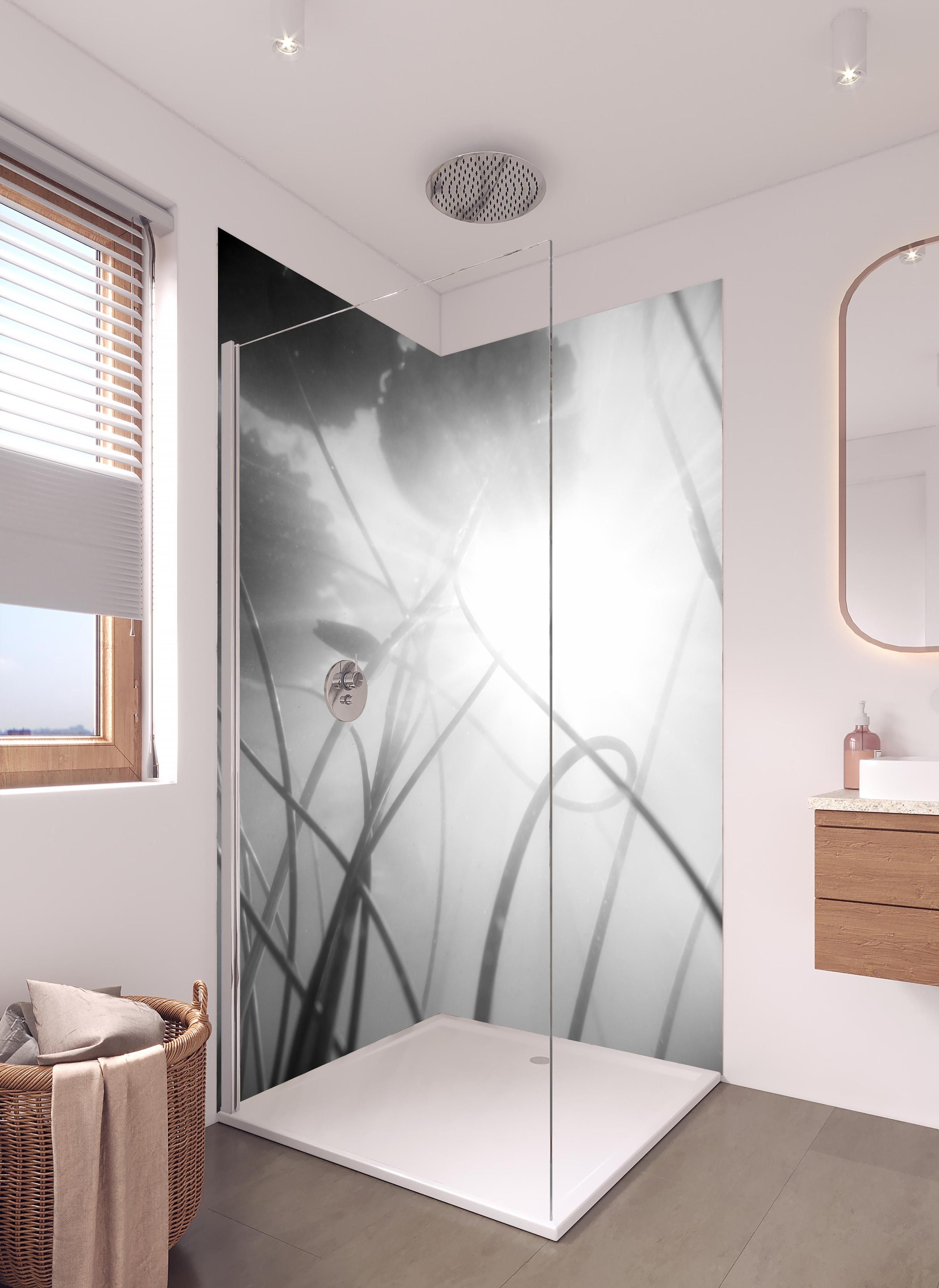 Duschrückwand - Abstrakte Seerose im Nebel Monochrom in hellem Badezimmer mit Regenduschkopf - zweiteilige Eck-Duschrückwand