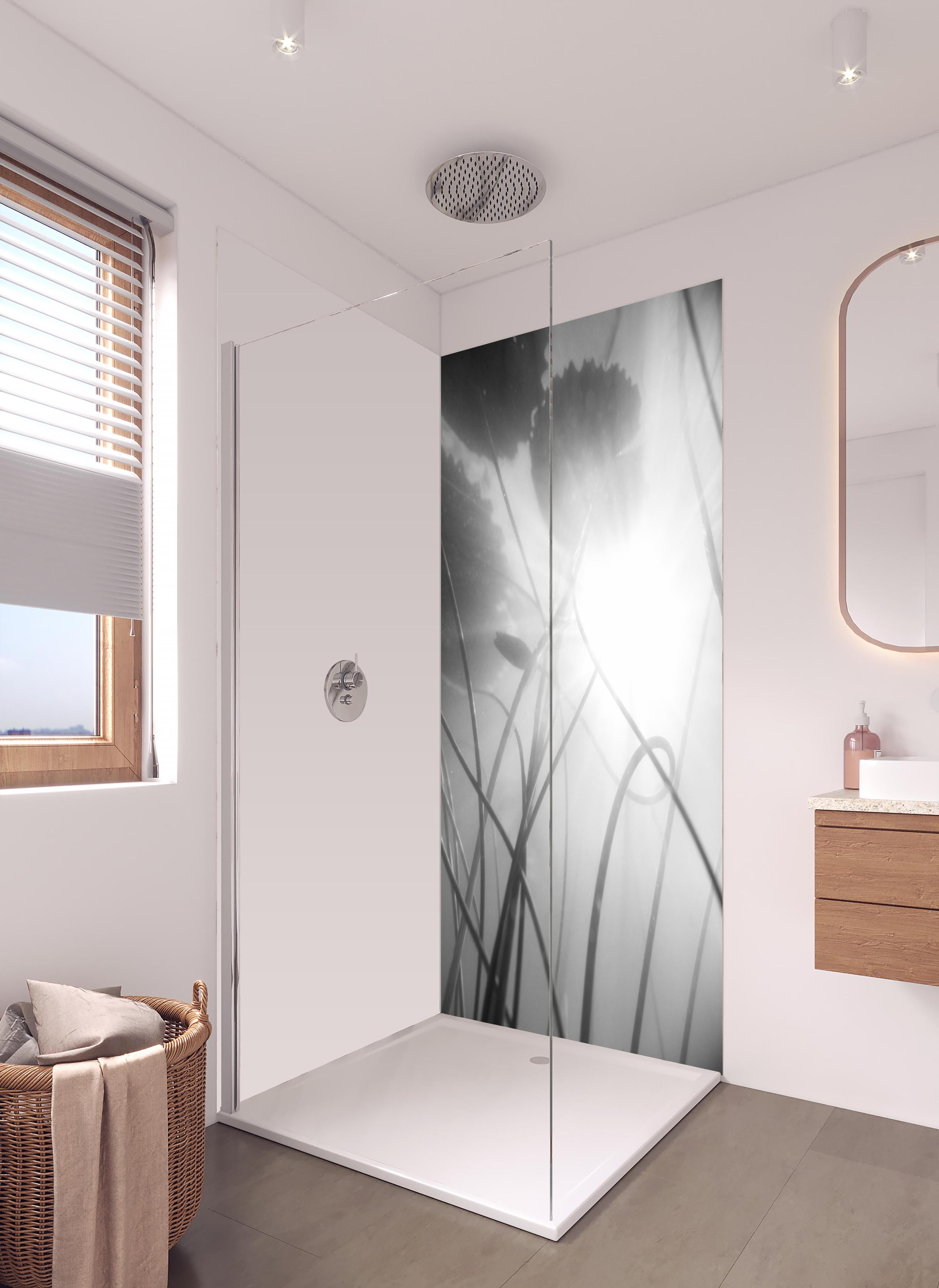 Duschrückwand - Abstrakte Seerose im Nebel Monochrom in hellem Badezimmer mit Regenduschkopf - zweiteilige Eck-Duschrückwand