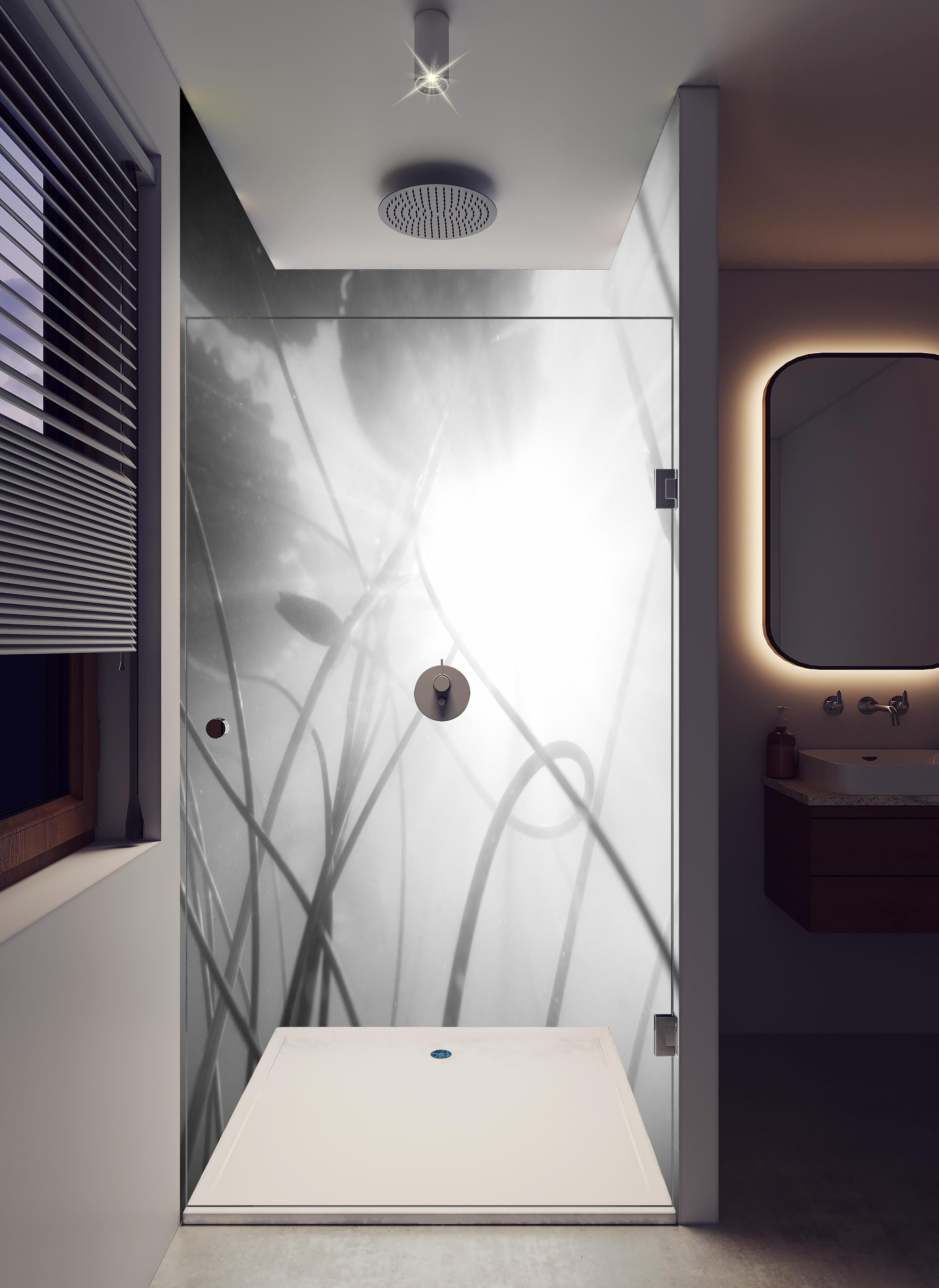 Duschrückwand - Abstrakte Seerose im Nebel Monochrom in hellem Badezimmer mit Regenduschkopf - zweiteilige Eck-Duschrückwand