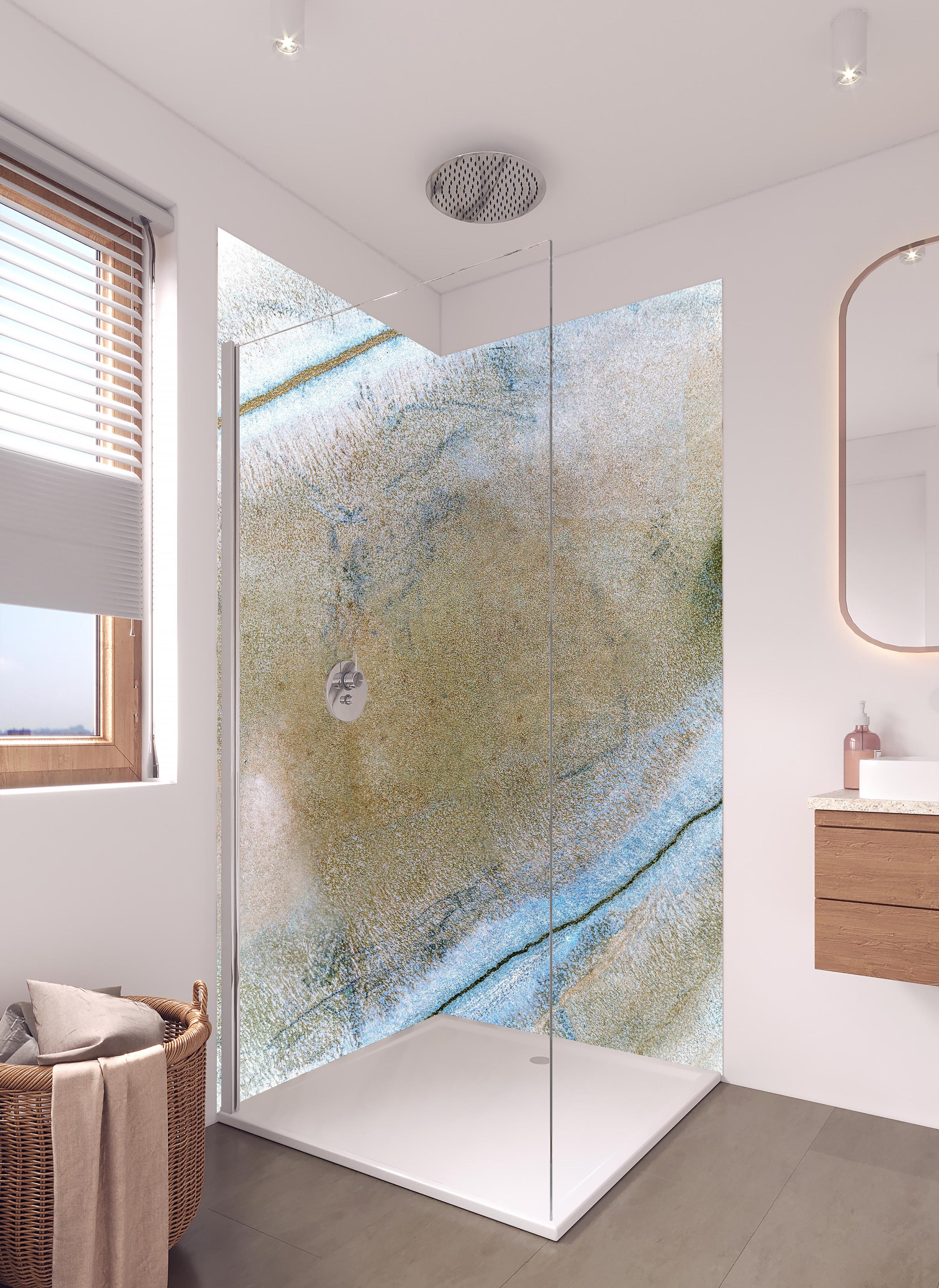 Duschrückwand - Abstrakte Textur in Weiss und Grau in hellem Badezimmer mit Regenduschkopf - zweiteilige Eck-Duschrückwand