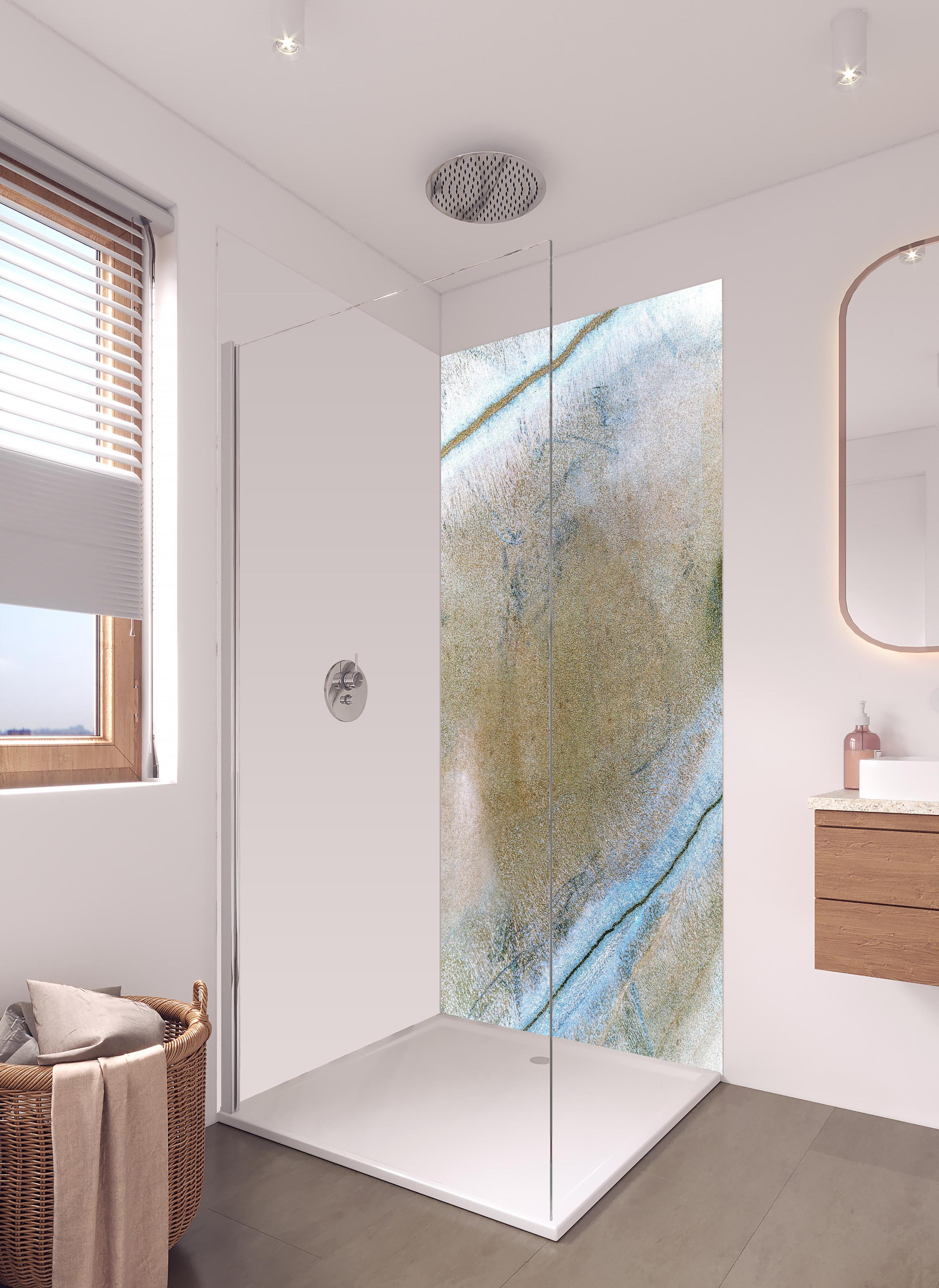 Duschrückwand - Abstrakte Textur in Weiss und Grau in hellem Badezimmer mit Regenduschkopf - zweiteilige Eck-Duschrückwand