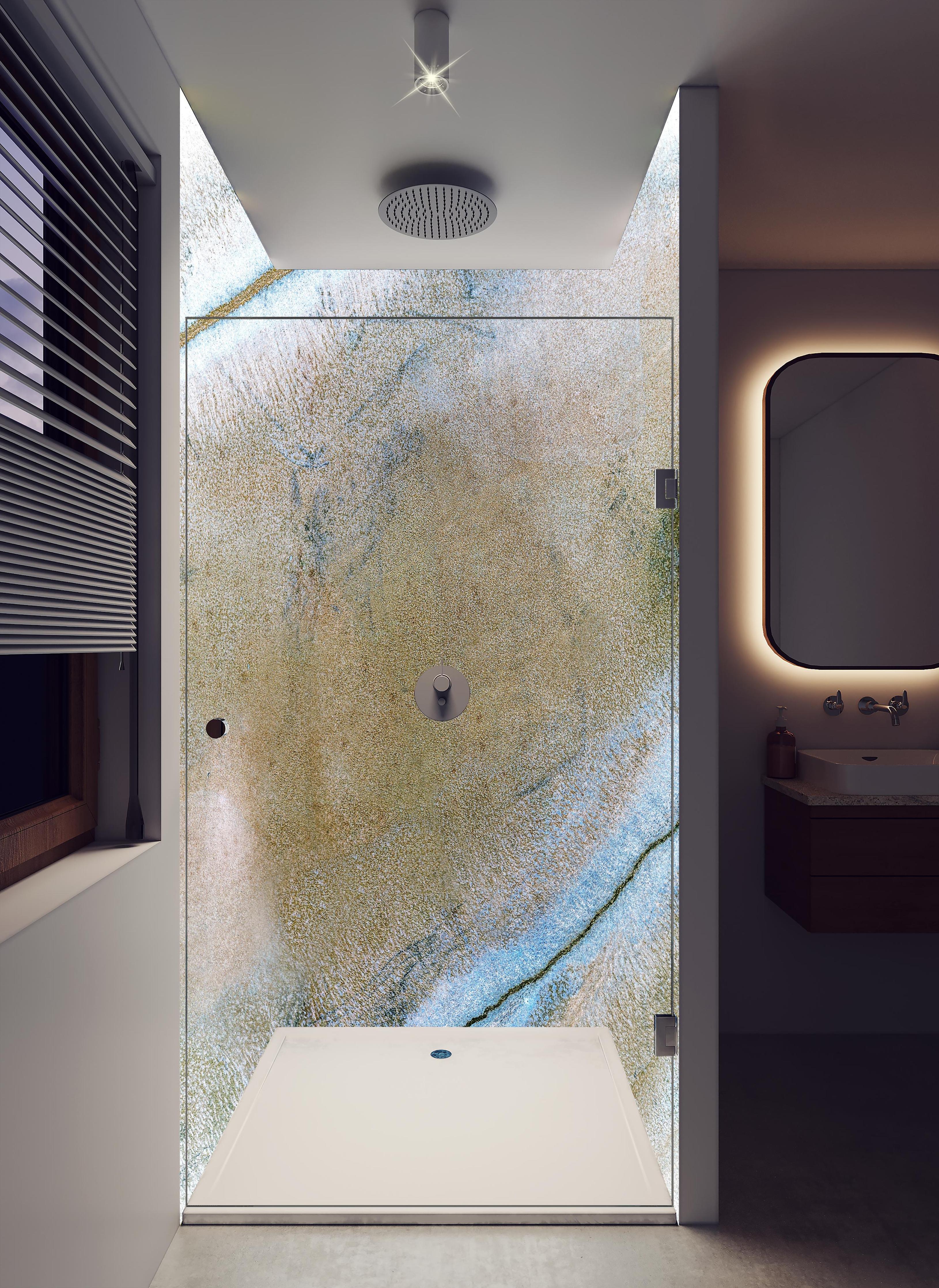 Duschrückwand - Abstrakte Textur in Weiss und Grau in hellem Badezimmer mit Regenduschkopf - zweiteilige Eck-Duschrückwand