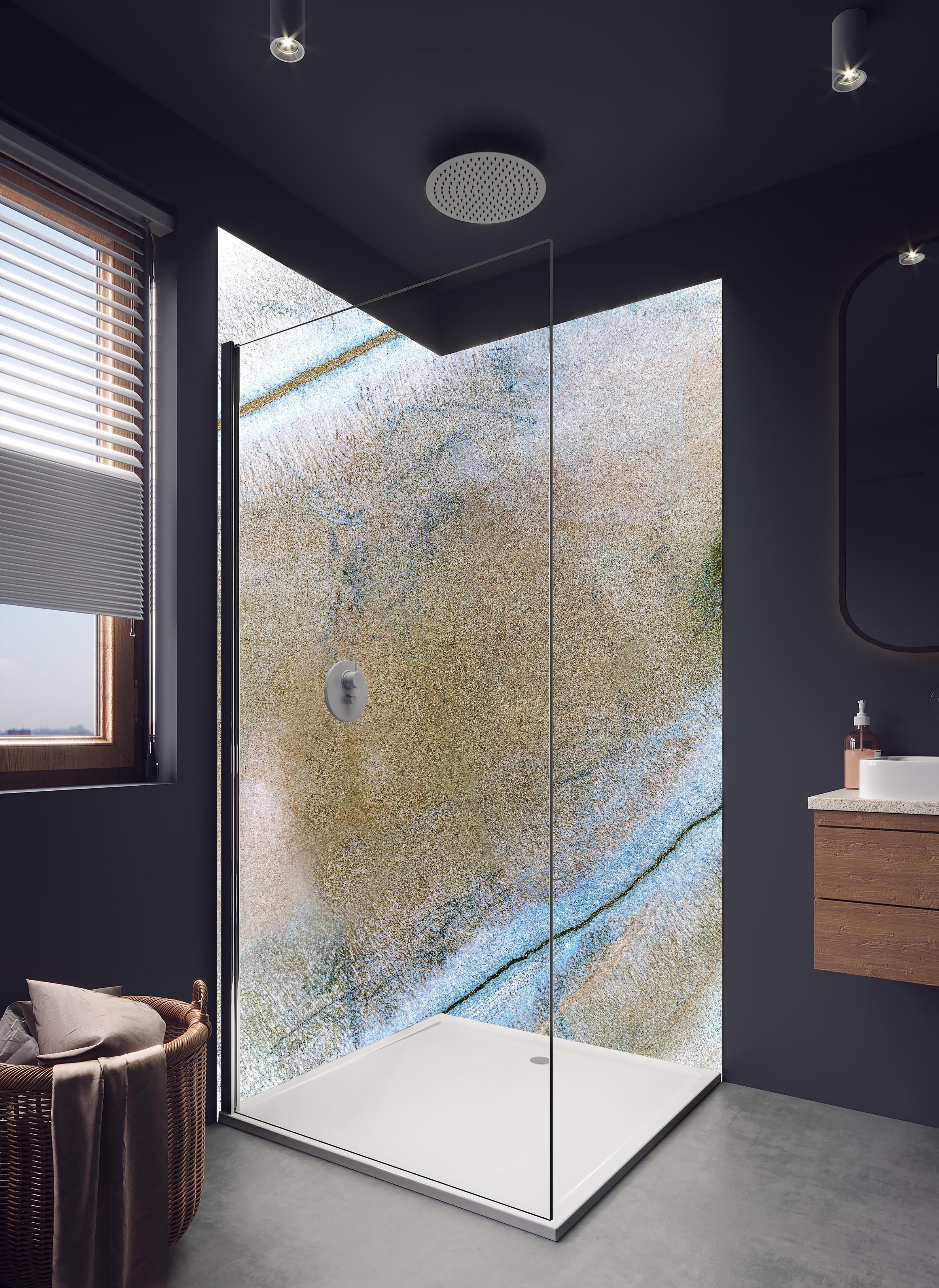 Duschrückwand - Abstrakte Textur in Weiss und Grau in hellem Badezimmer mit Regenduschkopf - zweiteilige Eck-Duschrückwand