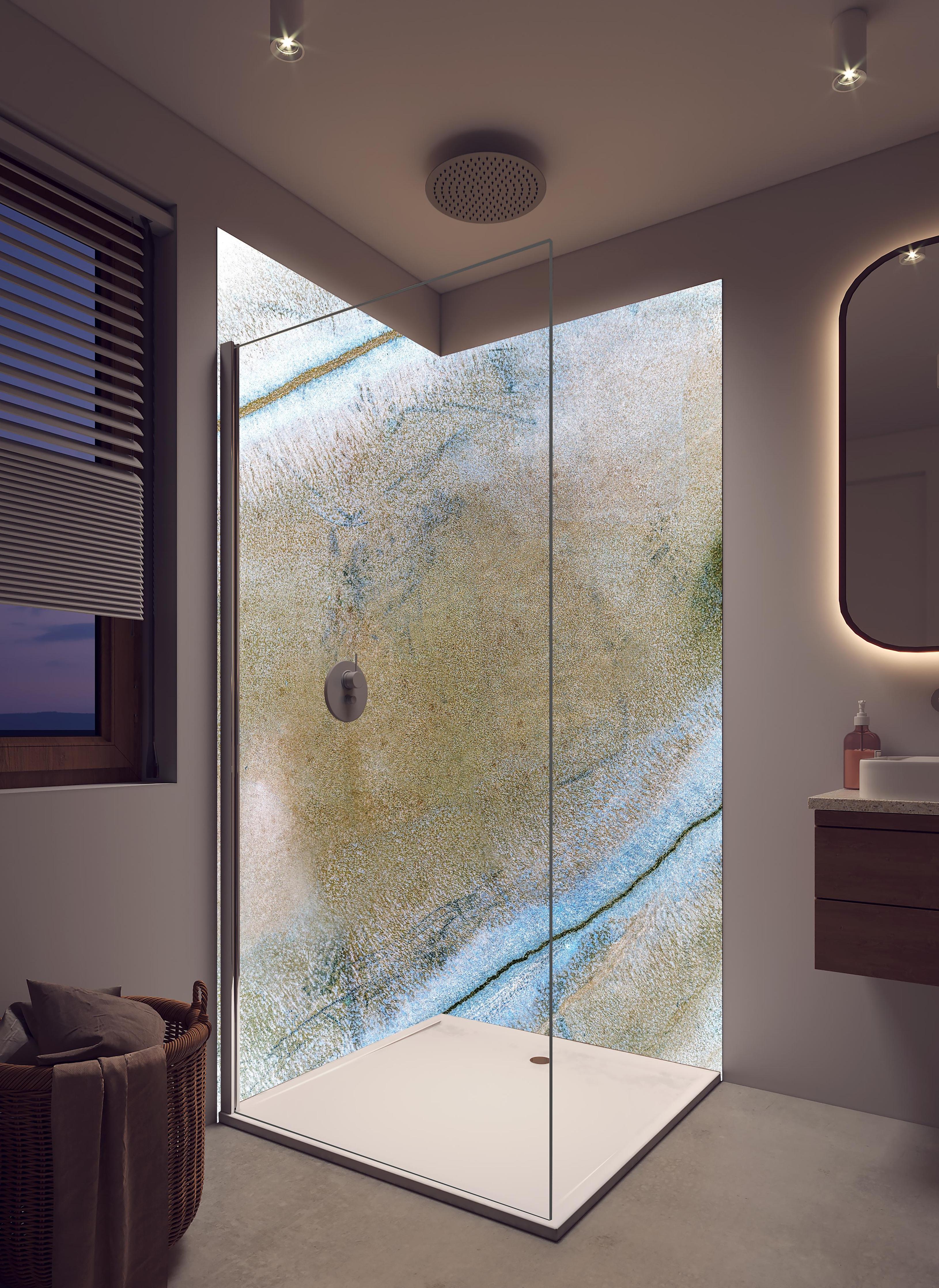 Duschrückwand - Abstrakte Textur in Weiss und Grau in hellem Badezimmer mit Regenduschkopf - zweiteilige Eck-Duschrückwand