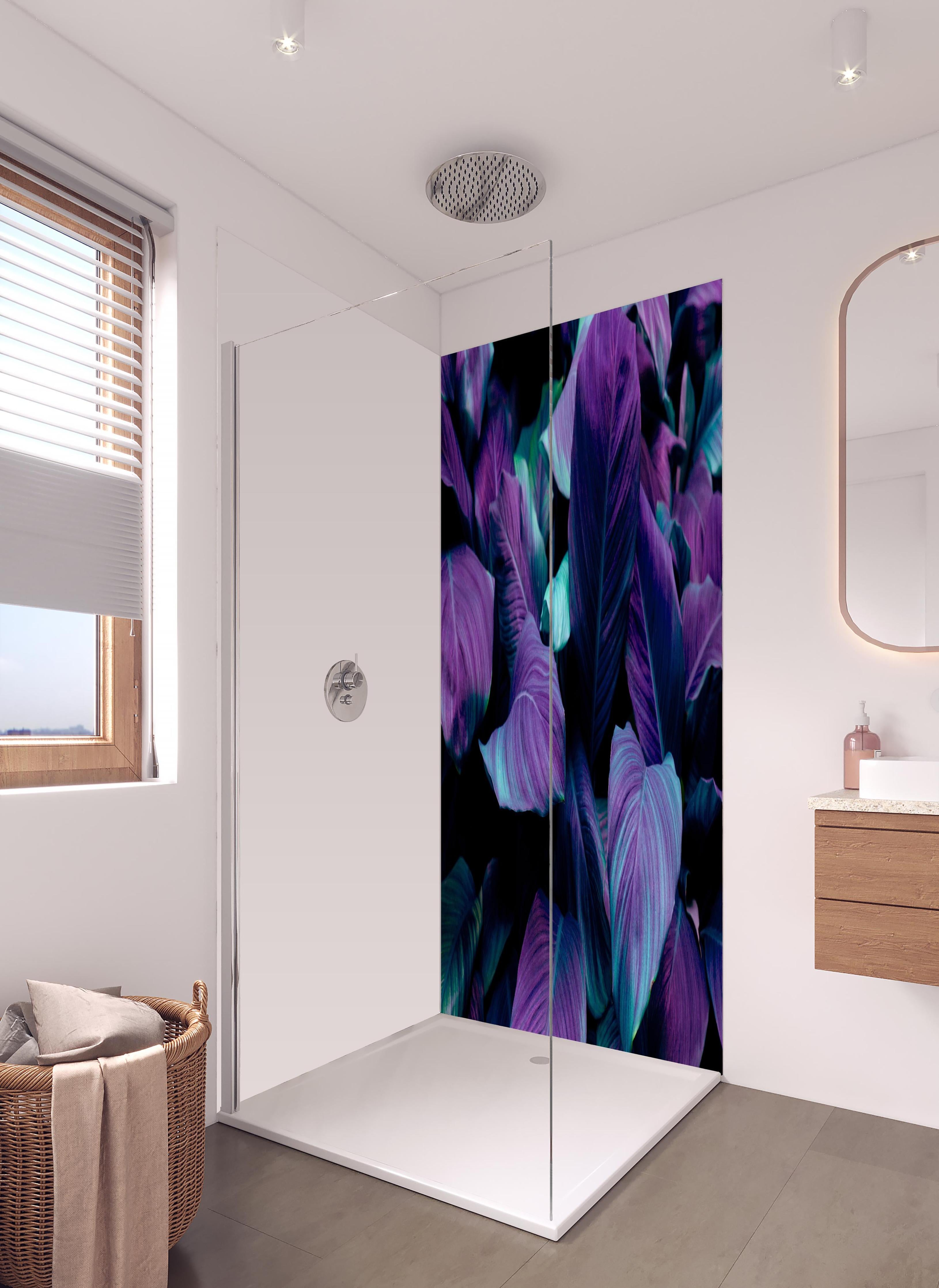 Duschrückwand - Abstrakte Tropenblätter in dunklen Farbtönen in hellem Badezimmer mit Regenduschkopf - zweiteilige Eck-Duschrückwand