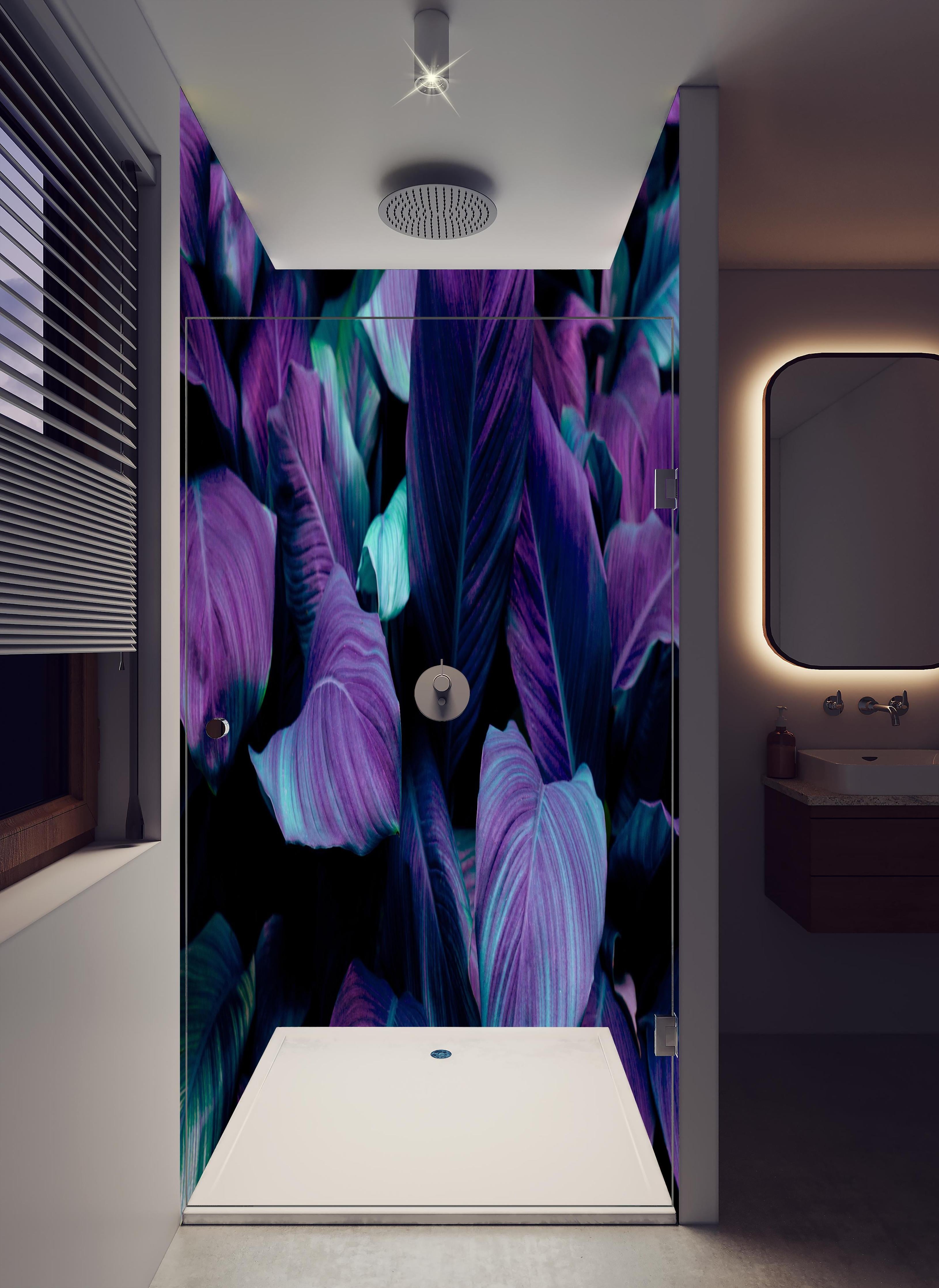 Duschrückwand - Abstrakte Tropenblätter in dunklen Farbtönen in hellem Badezimmer mit Regenduschkopf - zweiteilige Eck-Duschrückwand