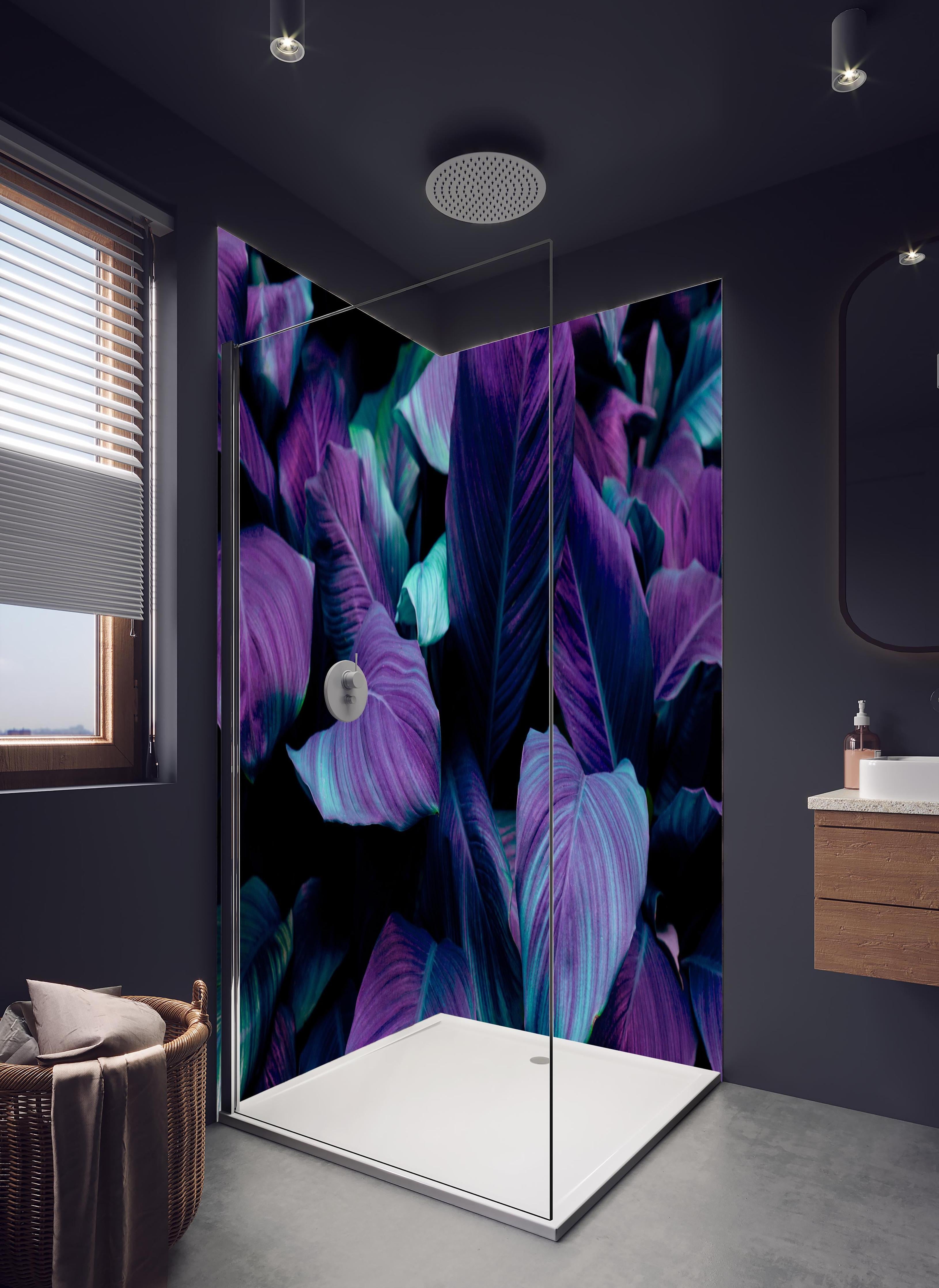 Duschrückwand - Abstrakte Tropenblätter in dunklen Farbtönen in hellem Badezimmer mit Regenduschkopf - zweiteilige Eck-Duschrückwand