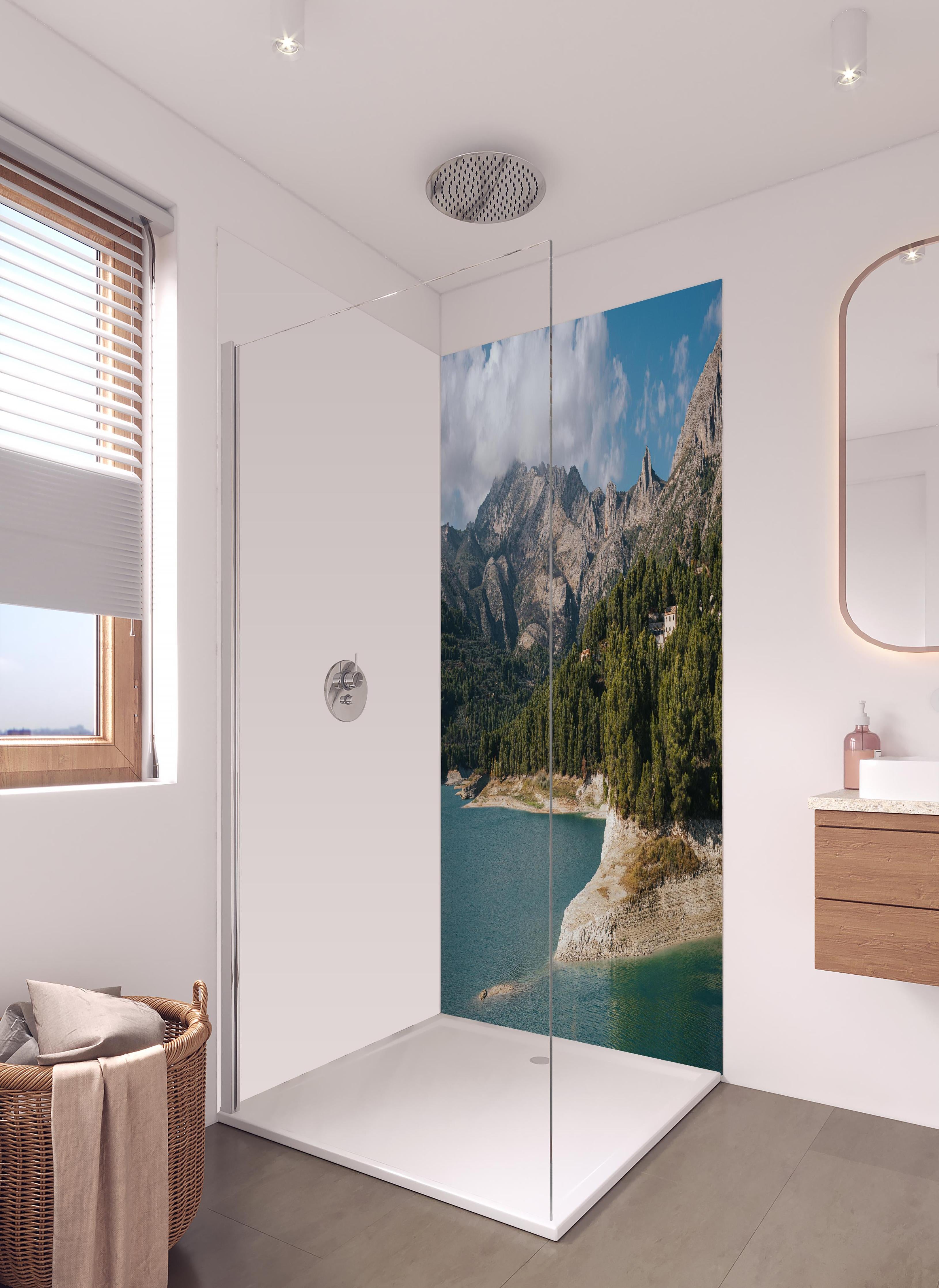 Duschrückwand - Abstrakte blaugrüne Bergdarstellung in hellem Badezimmer mit Regenduschkopf - zweiteilige Eck-Duschrückwand