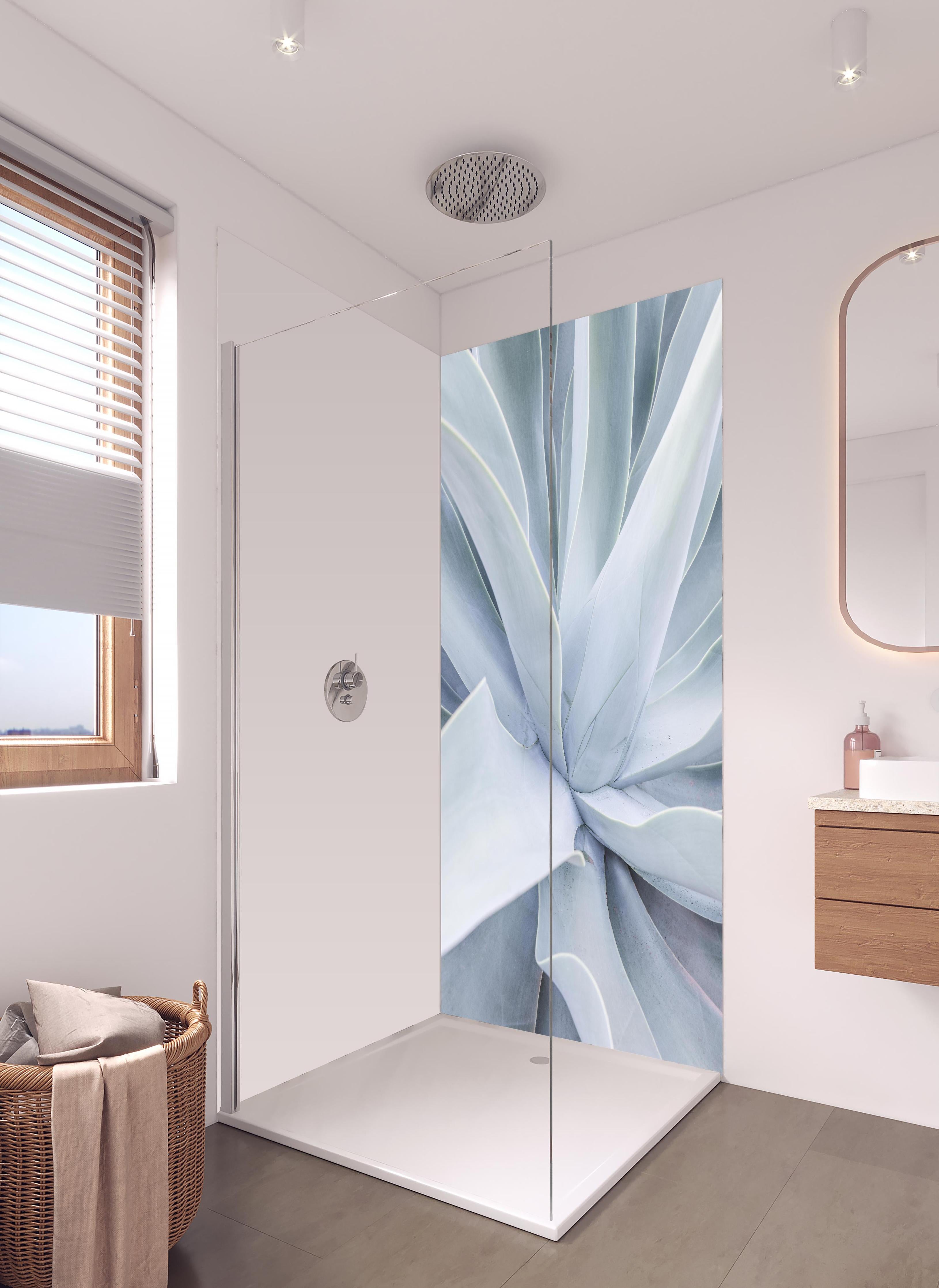 Duschrückwand - Abstrakte mintgrüne Aloe Vera Textur in hellem Badezimmer mit Regenduschkopf - zweiteilige Eck-Duschrückwand