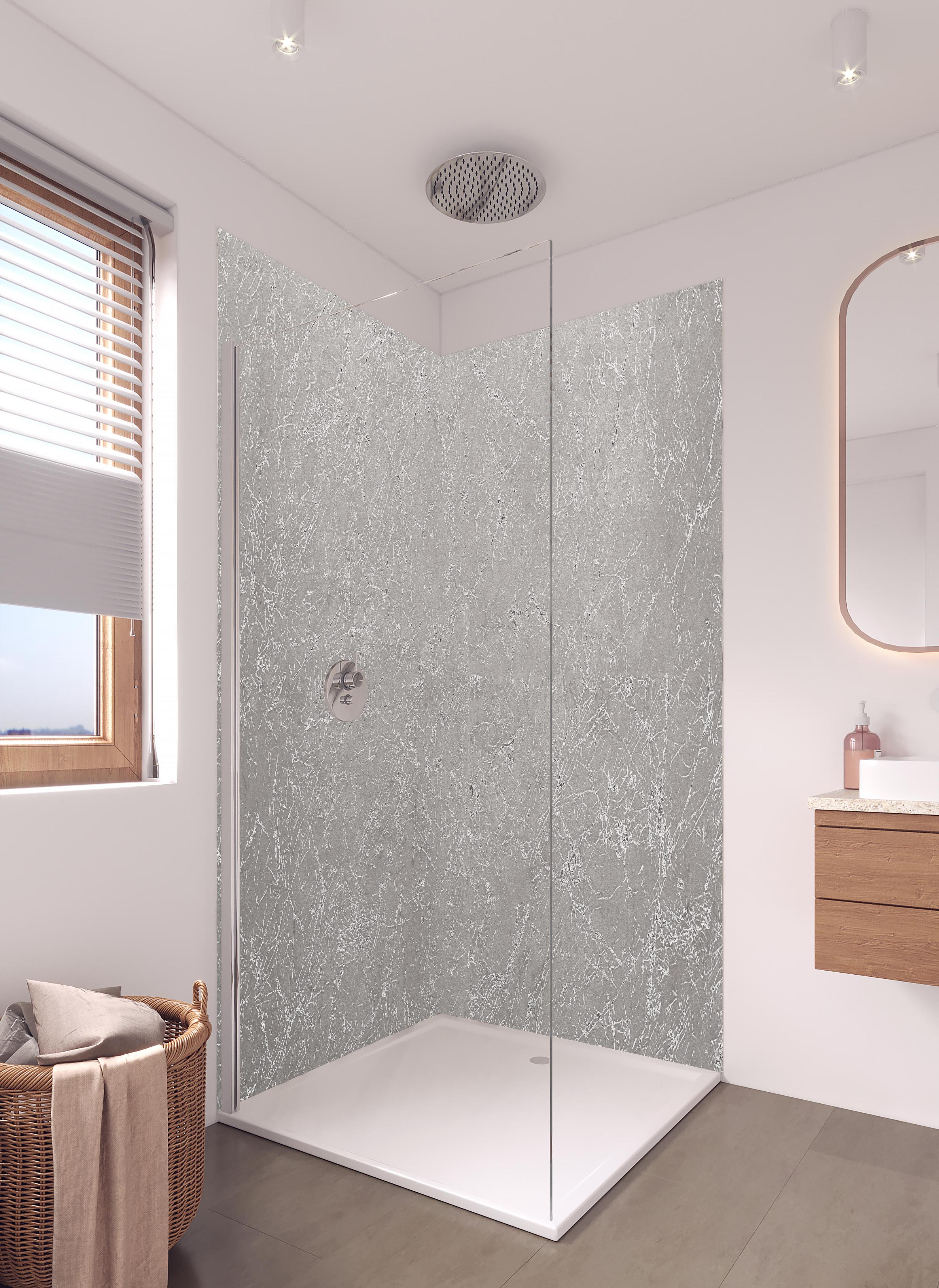 Duschrückwand - Abstrakter Silbermarmor in hellem Badezimmer mit Regenduschkopf - zweiteilige Eck-Duschrückwand