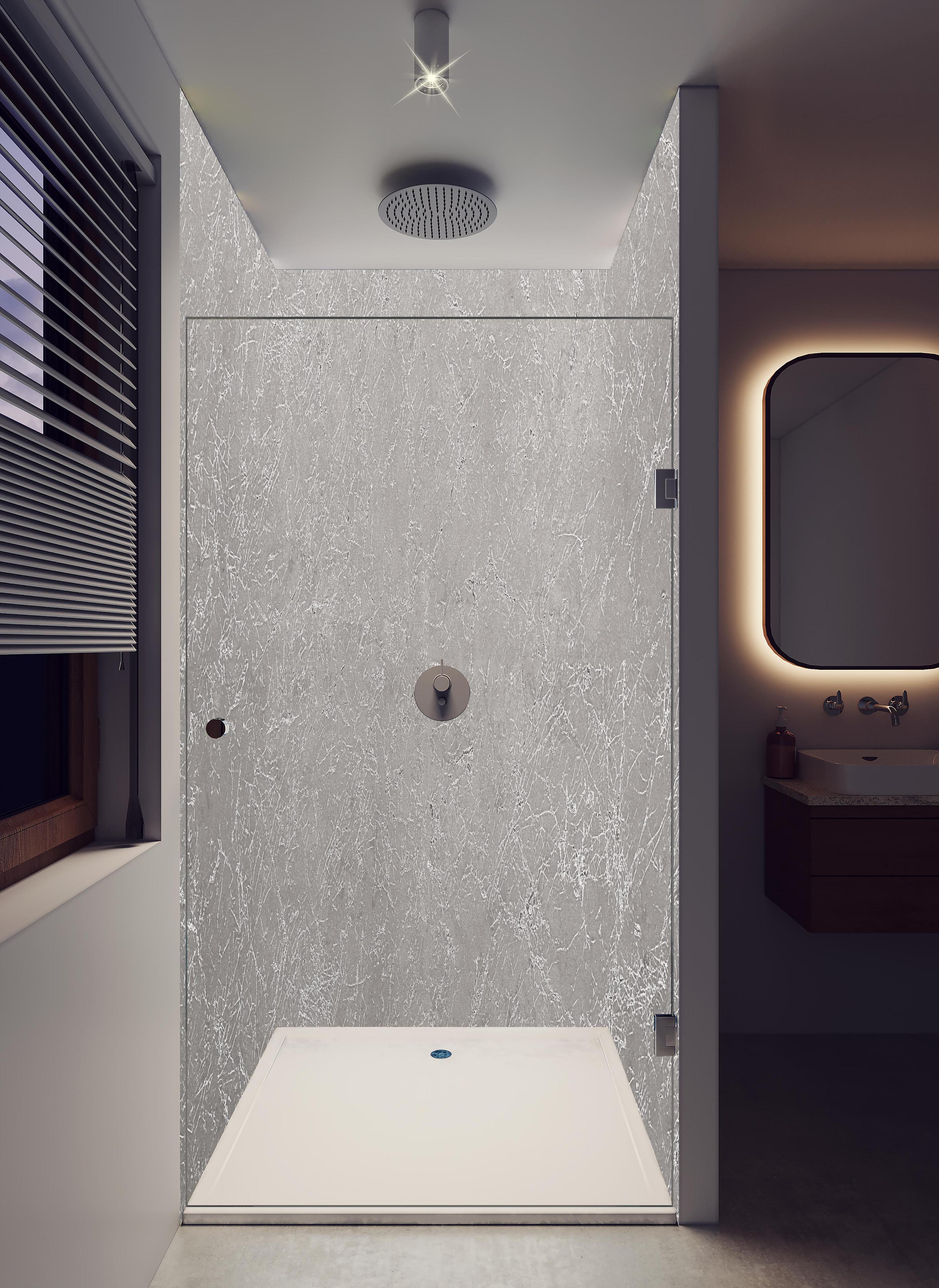 Duschrückwand - Abstrakter Silbermarmor in hellem Badezimmer mit Regenduschkopf - zweiteilige Eck-Duschrückwand