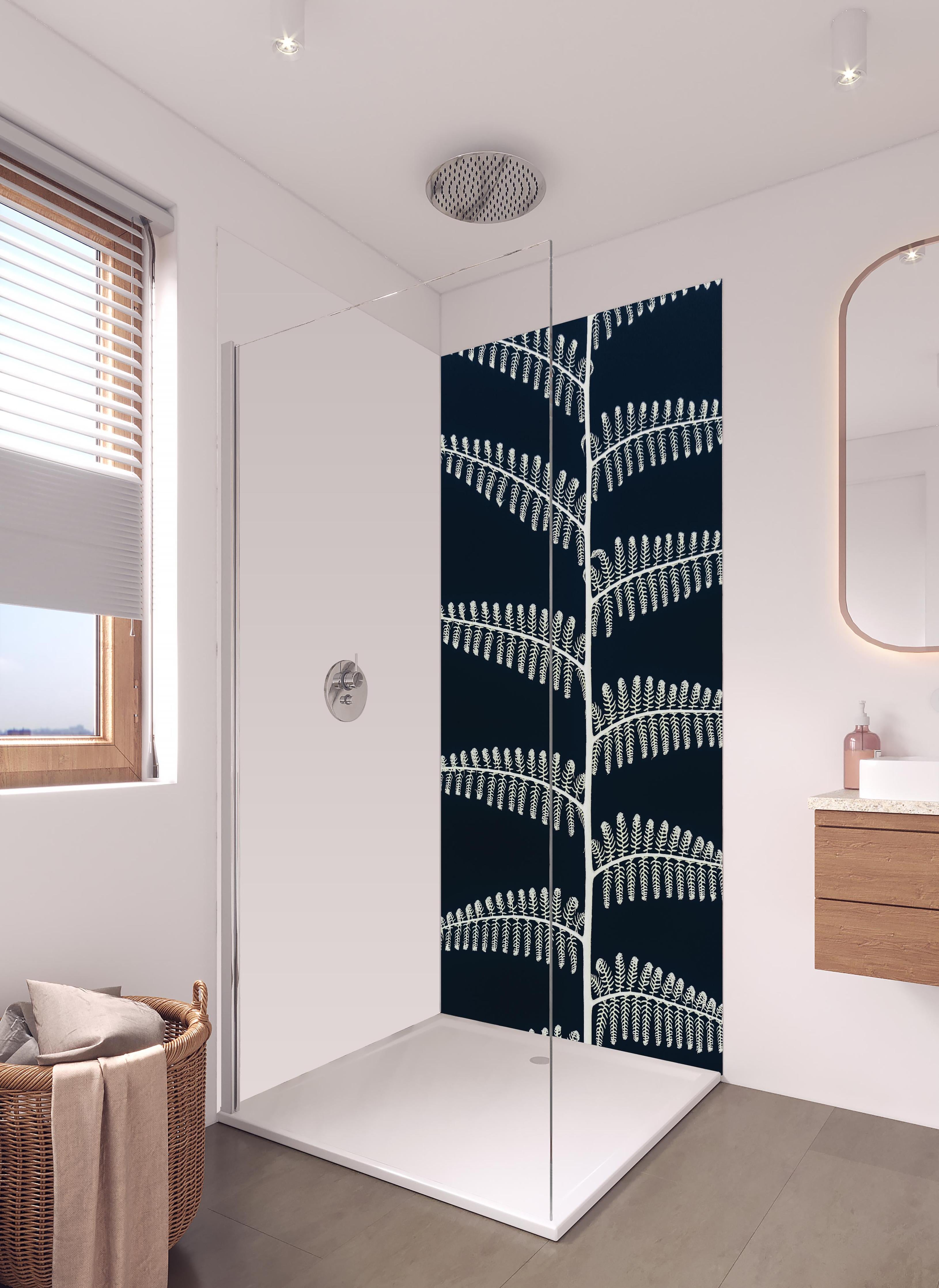 Duschrückwand - Abstraktes symmetrisches Blatt Design in Blau in hellem Badezimmer mit Regenduschkopf - zweiteilige Eck-Duschrückwand