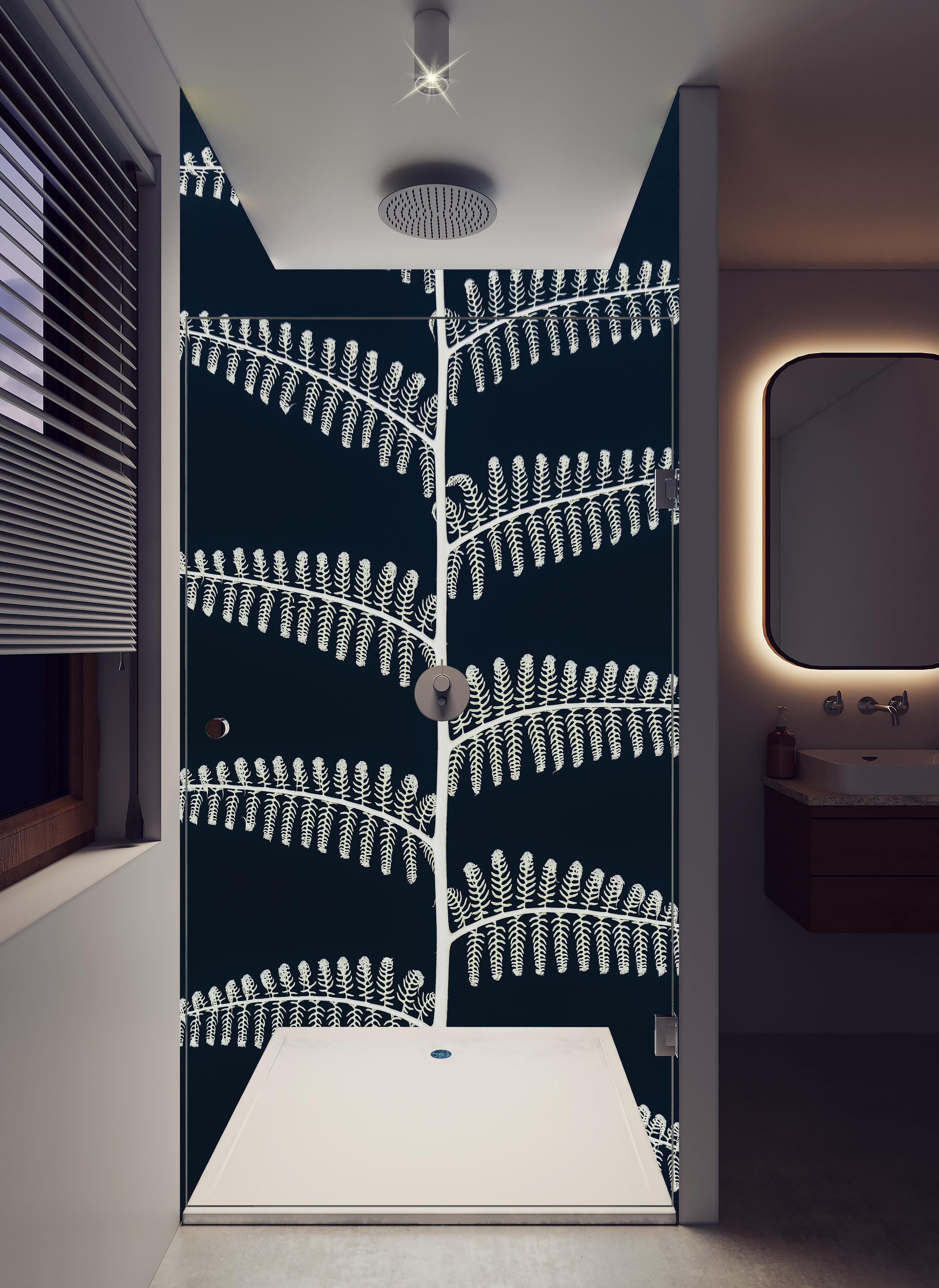 Duschrückwand - Abstraktes symmetrisches Blatt Design in Blau in hellem Badezimmer mit Regenduschkopf - zweiteilige Eck-Duschrückwand
