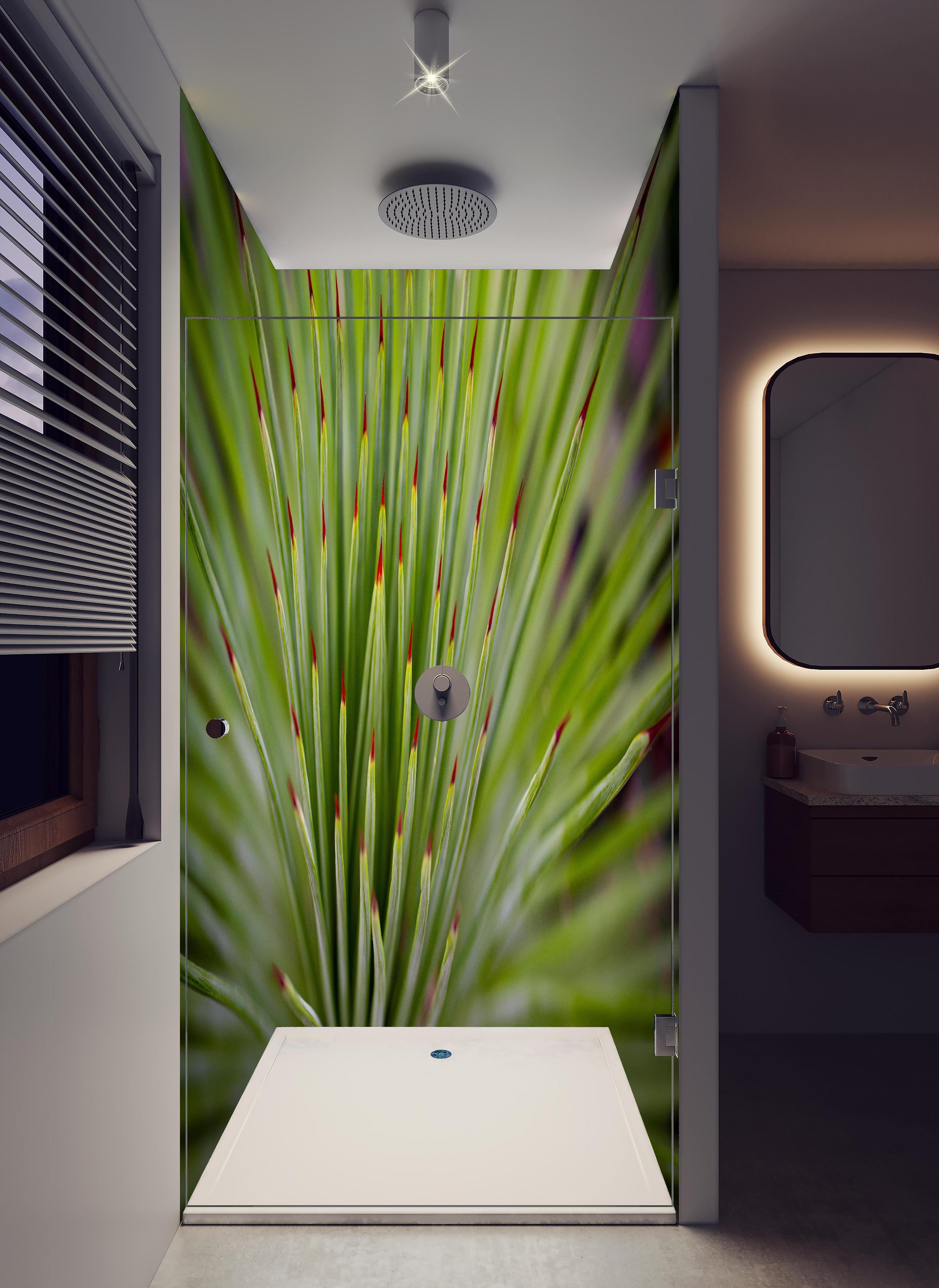 Duschrückwand - Agave striata im Detail in hellem Badezimmer mit Regenduschkopf - zweiteilige Eck-Duschrückwand