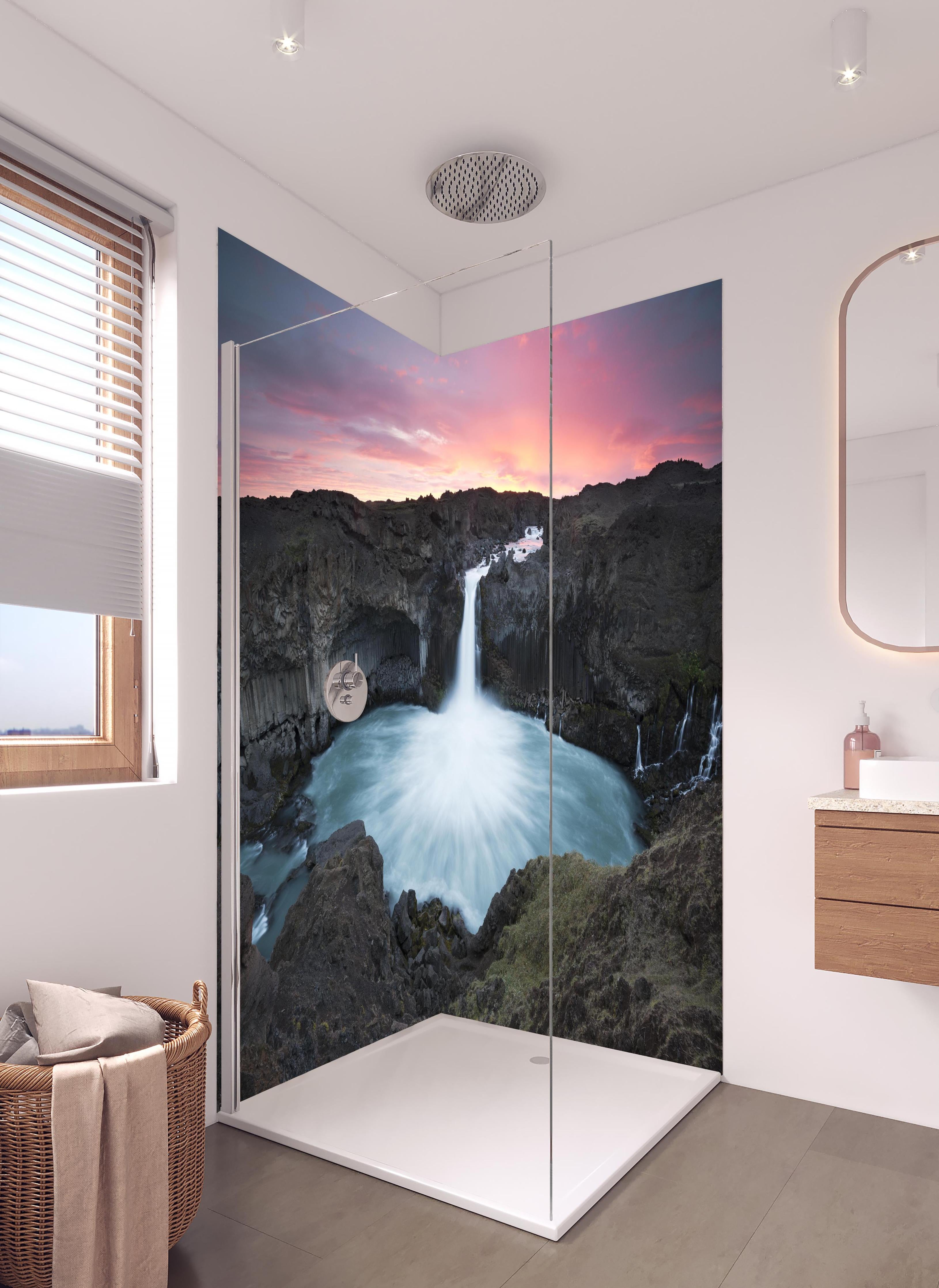 Duschrückwand - Aldeyarfoss Island Wasser Natur Panorama in hellem Badezimmer mit Regenduschkopf - zweiteilige Eck-Duschrückwand